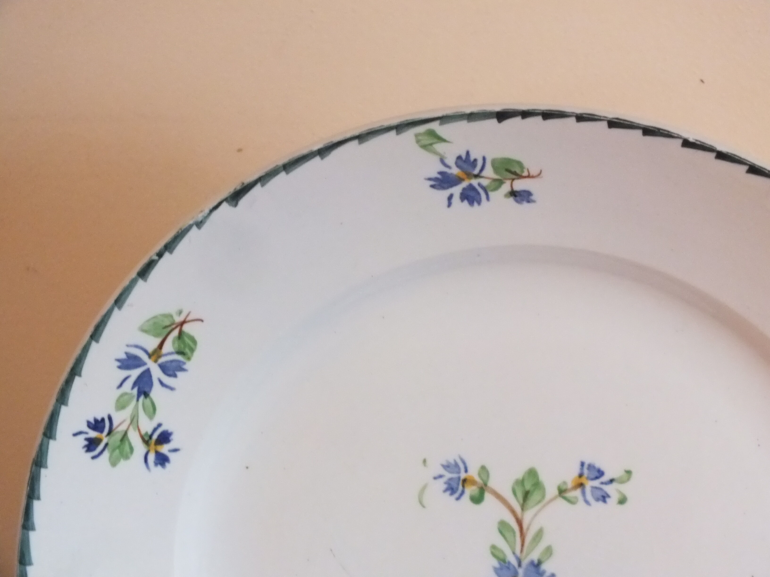 Round dish in Iron earth blueberry decoration