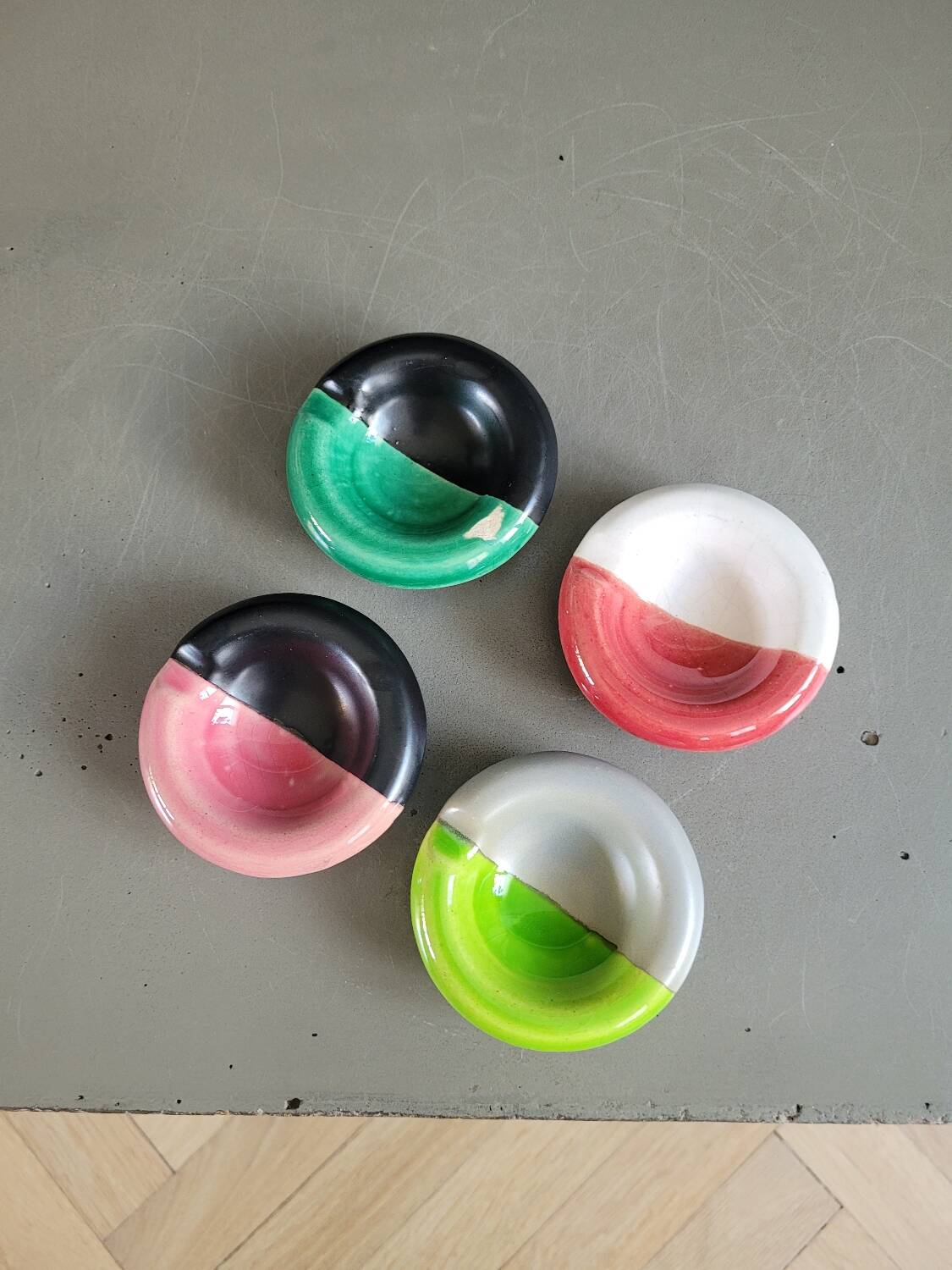 Lot de 4 petits cendriers individuels en céramique