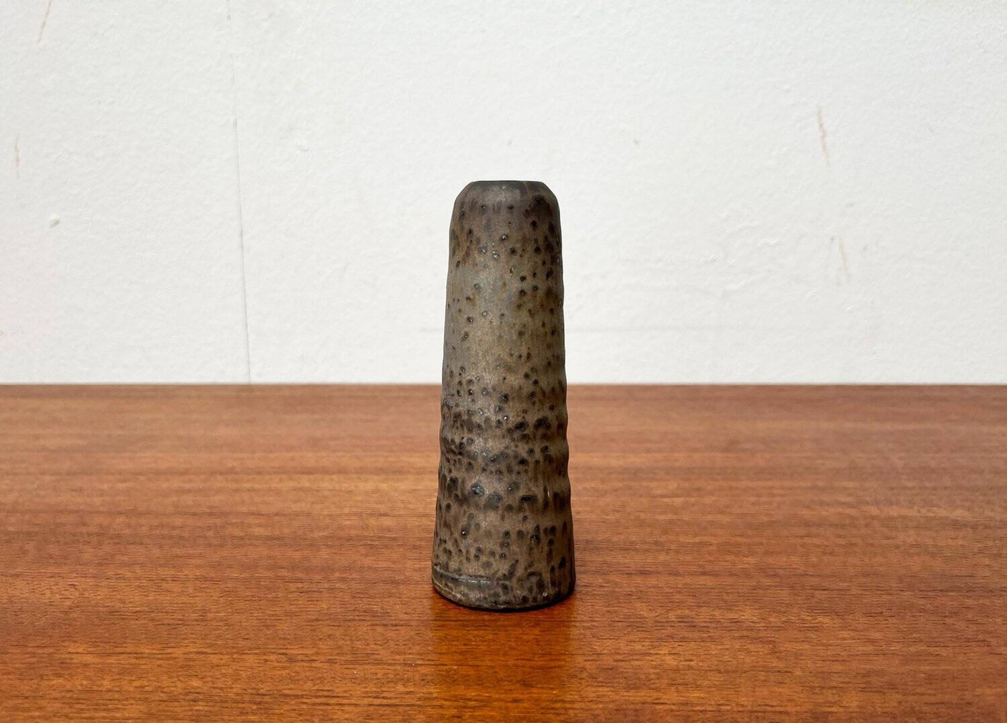 Minimalist pottery vase from the mid-century Dutch studio of Mobach, 1960s.