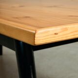 Longue table en pin canadien avec pieds noirs