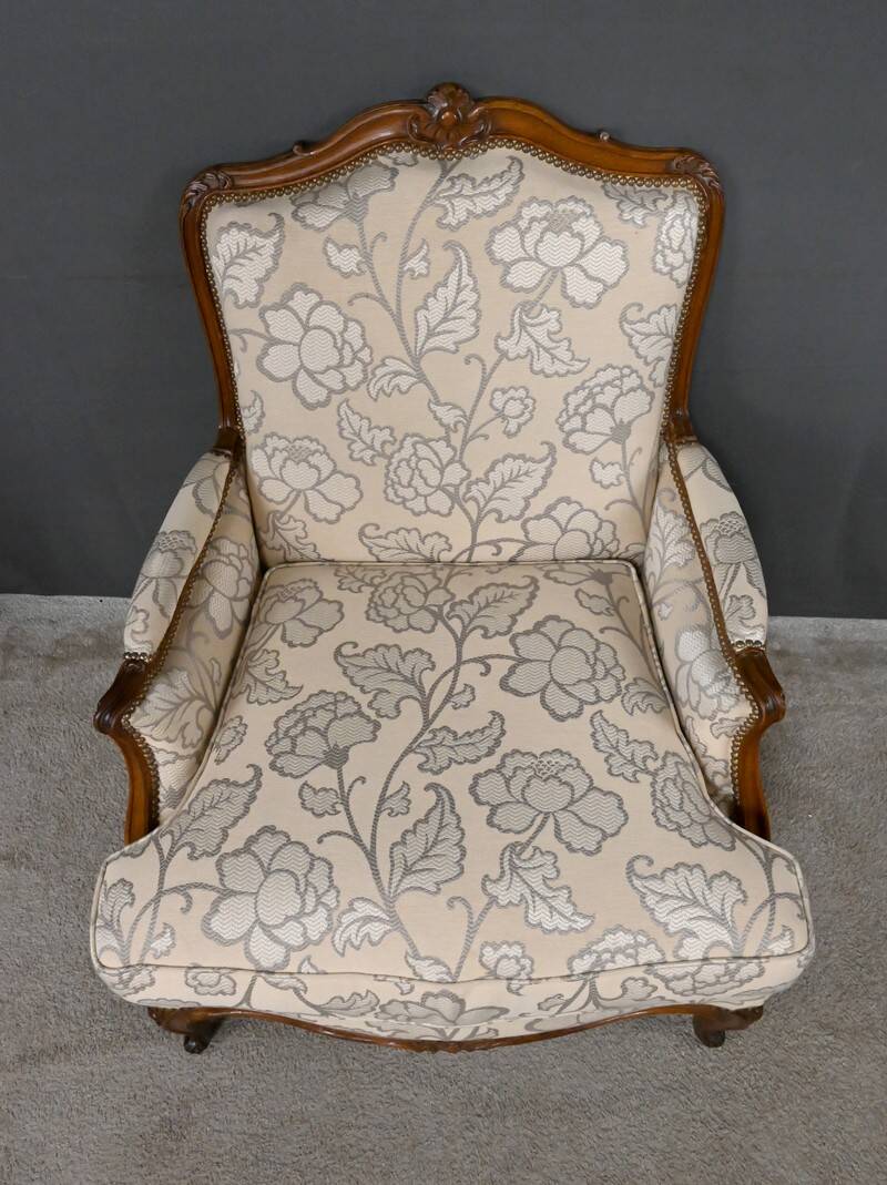 Queen's bergère in carved beech, Louis XV period – mid 18th century