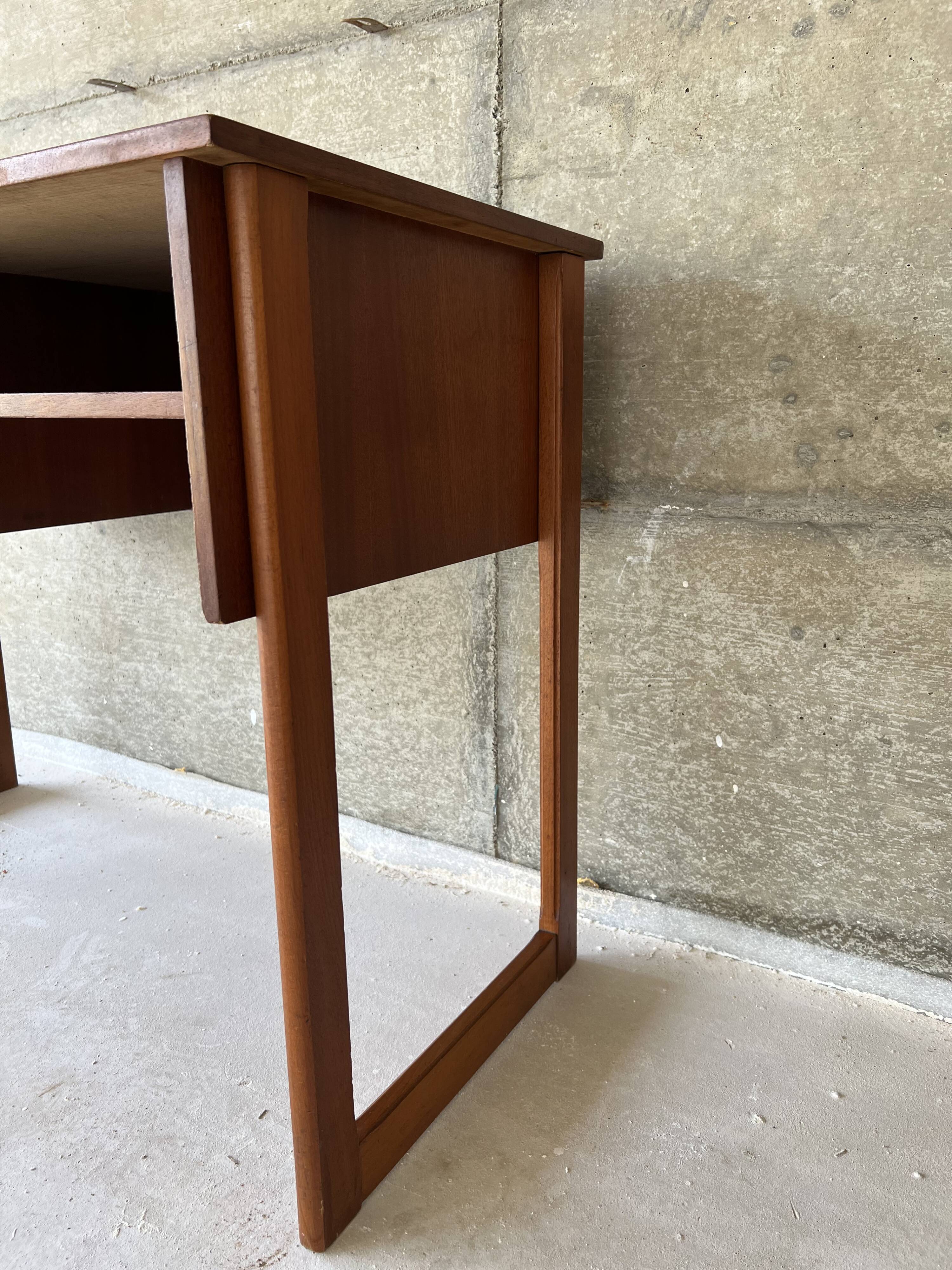 Scandinavian office of the 60s with sleigh feet