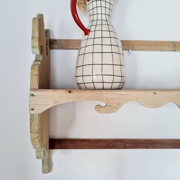 Etagère murale ancienne en bois brut - vert patiné
