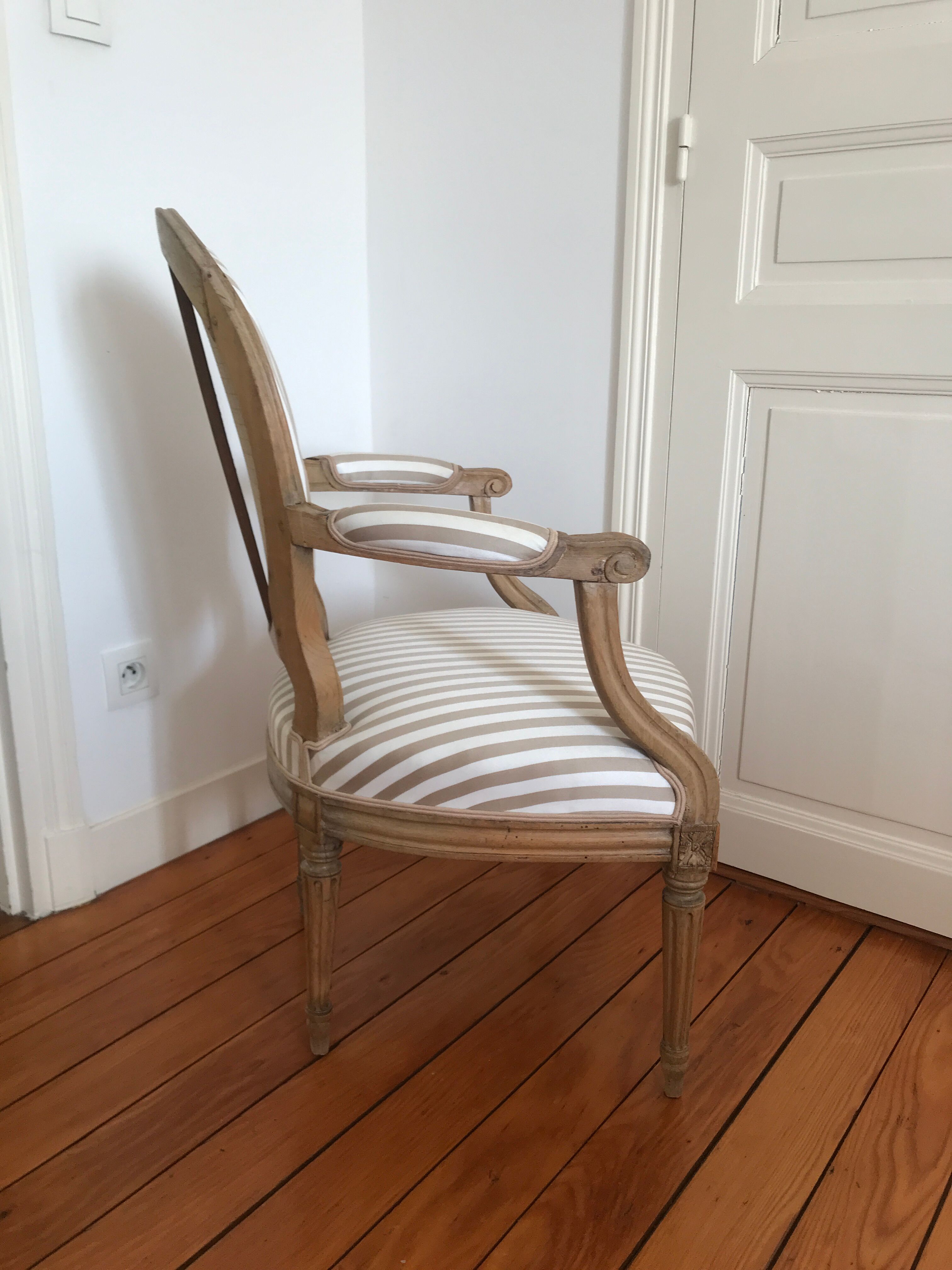 Paire de fauteuils à médaillon époque Louis XVI