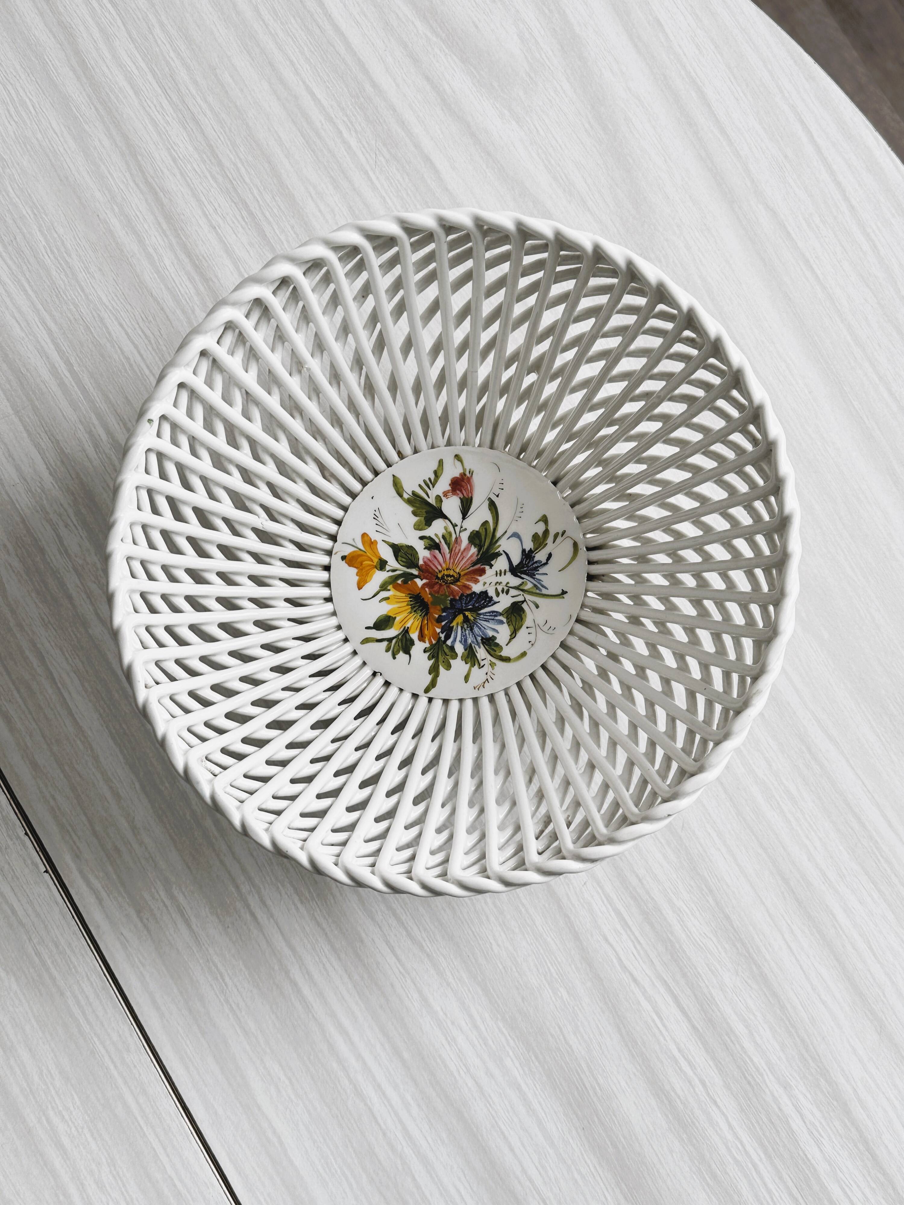 Coupe à fruits en porcelaine ajouré.