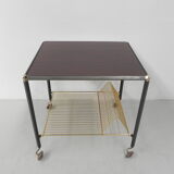 Table basse vintage sur roulettes avec porte-bagages