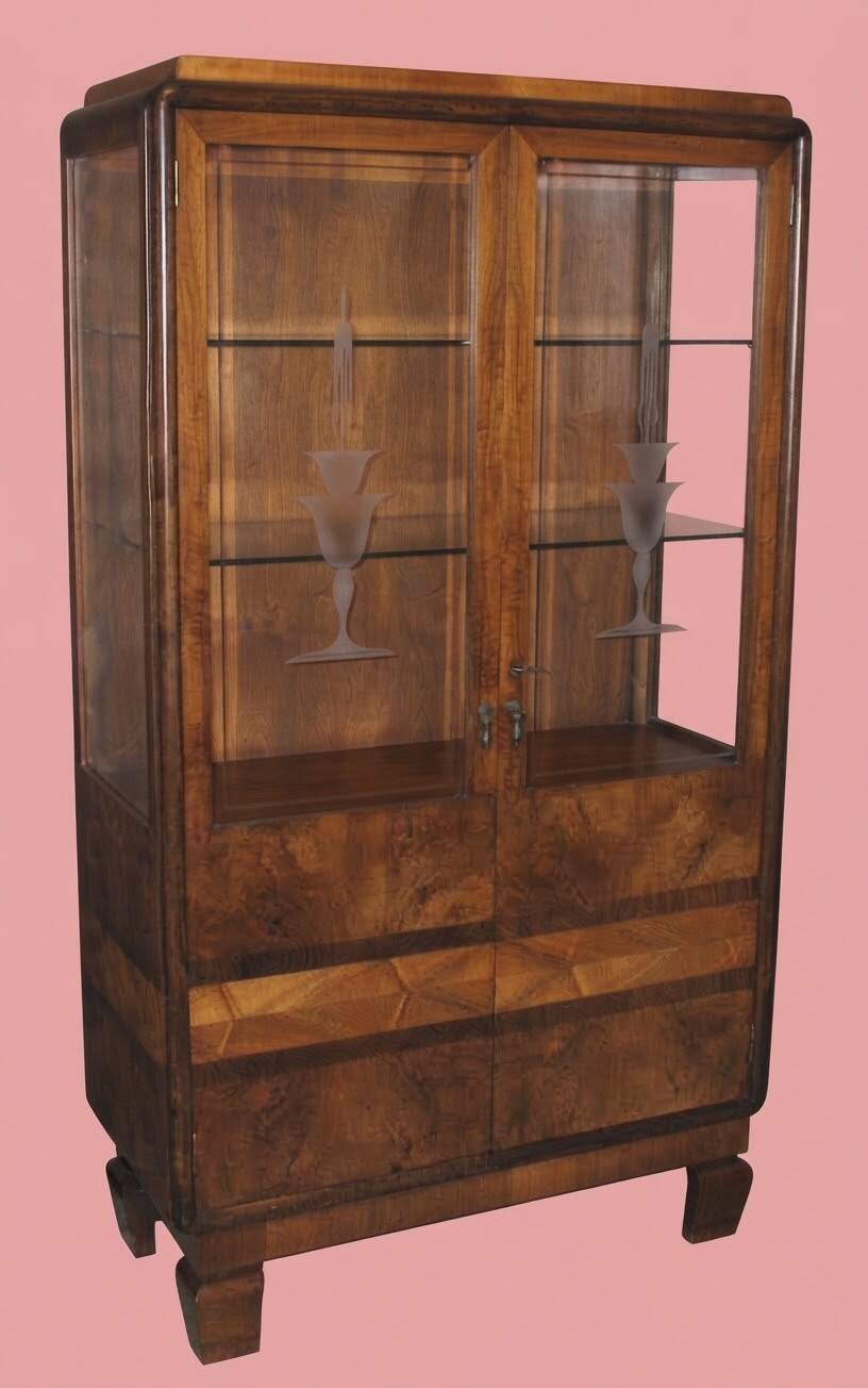 Art Deco display cabinet in walnut veneer and engraved glass, 1920s