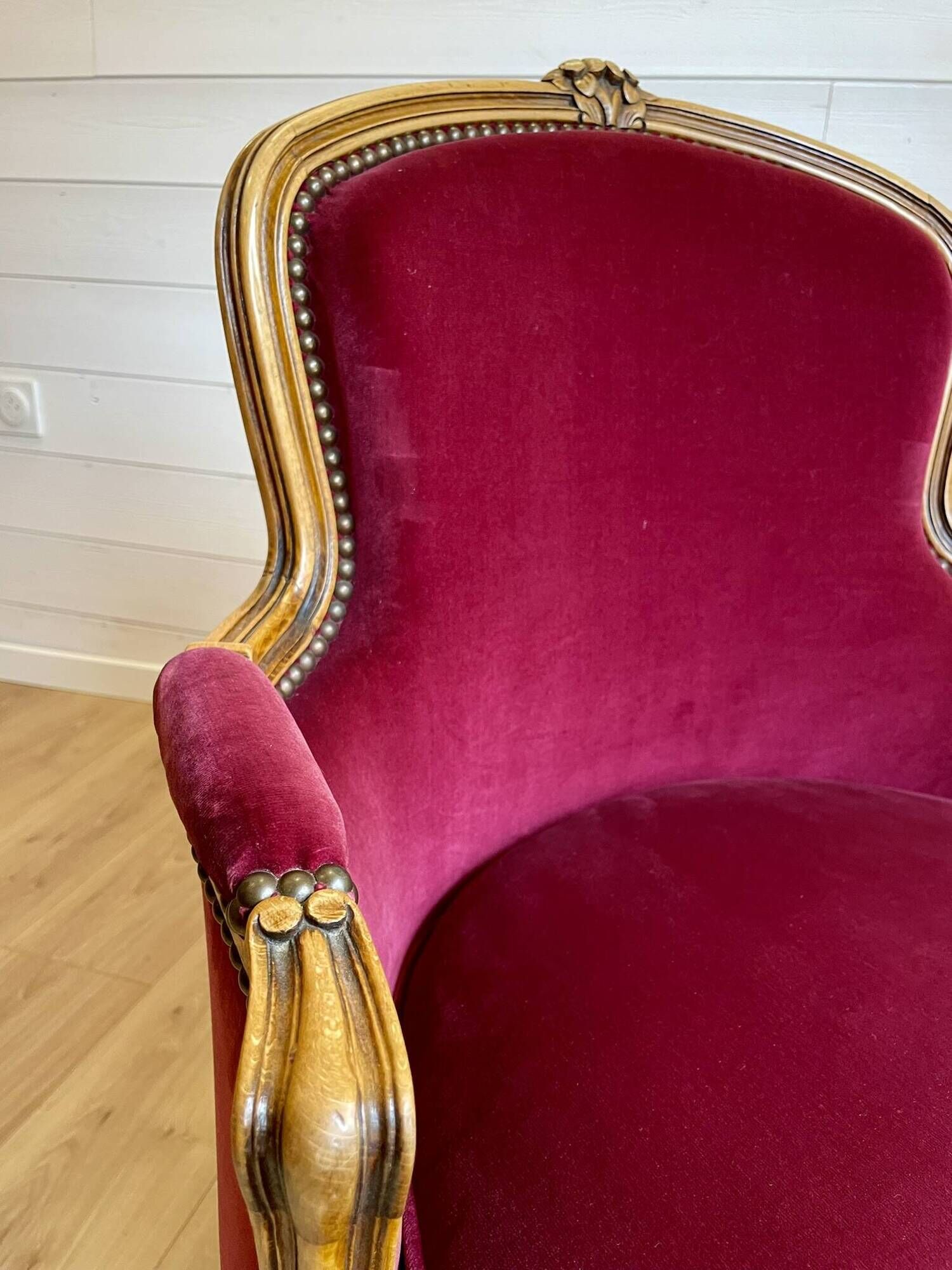 Vintage Louis XV style bergère / cabriolet armchair – Carved wood velvet