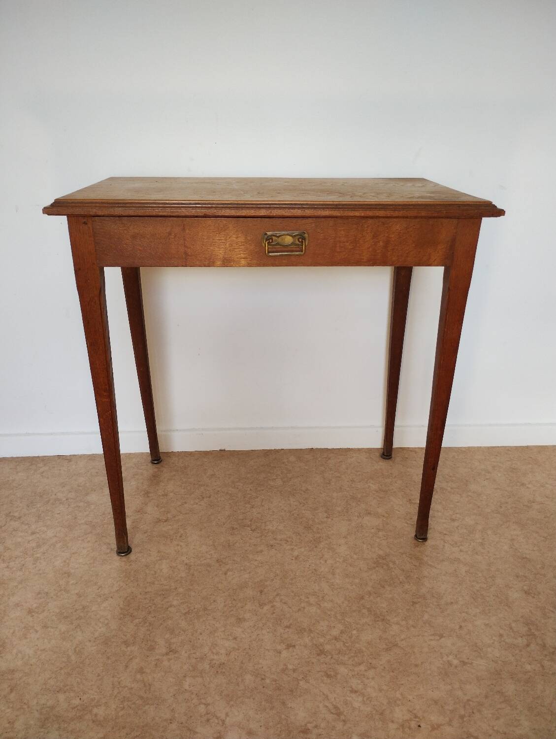 Spindle leg desk