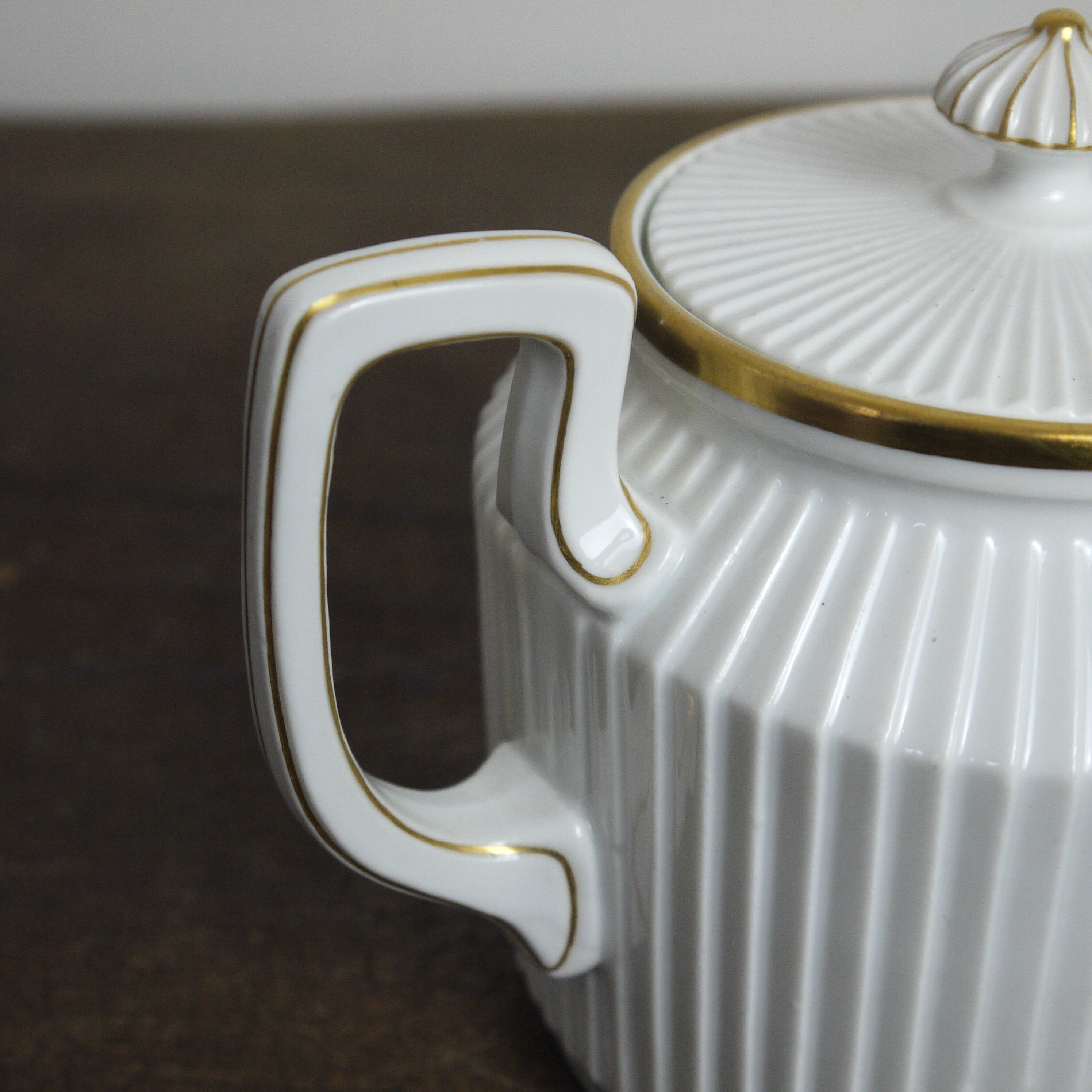 Mehun porcelain white teapot and porcelain gold