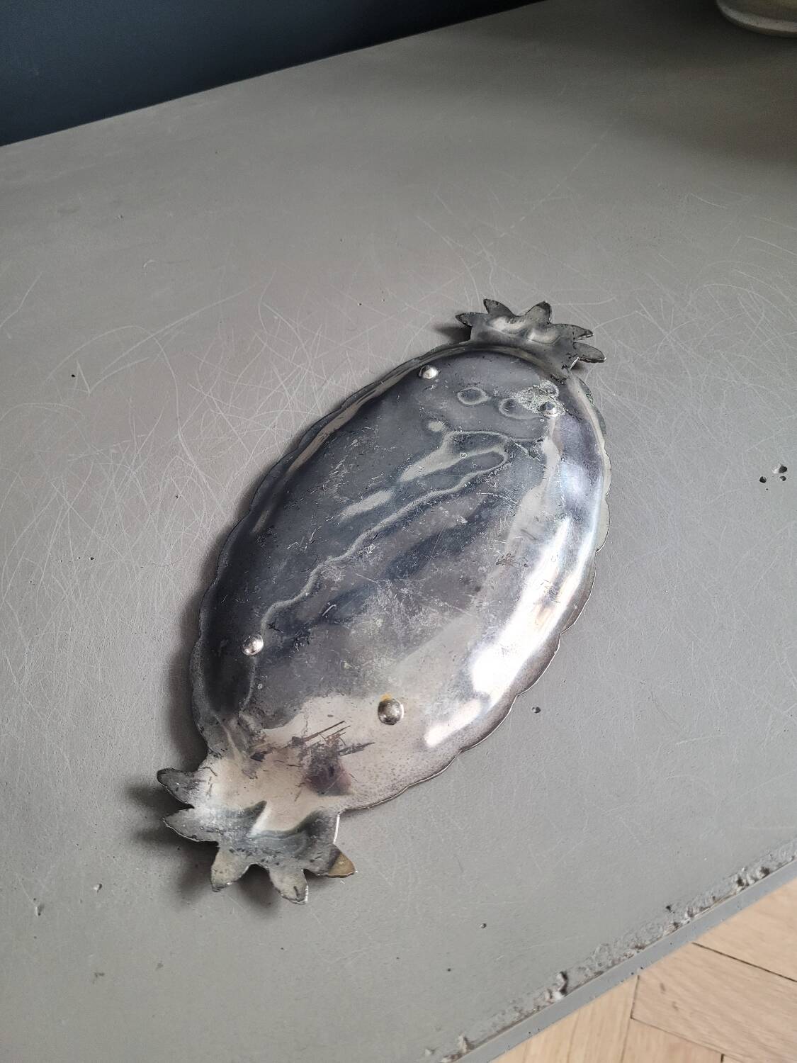 Silver pineapple pocket emptier