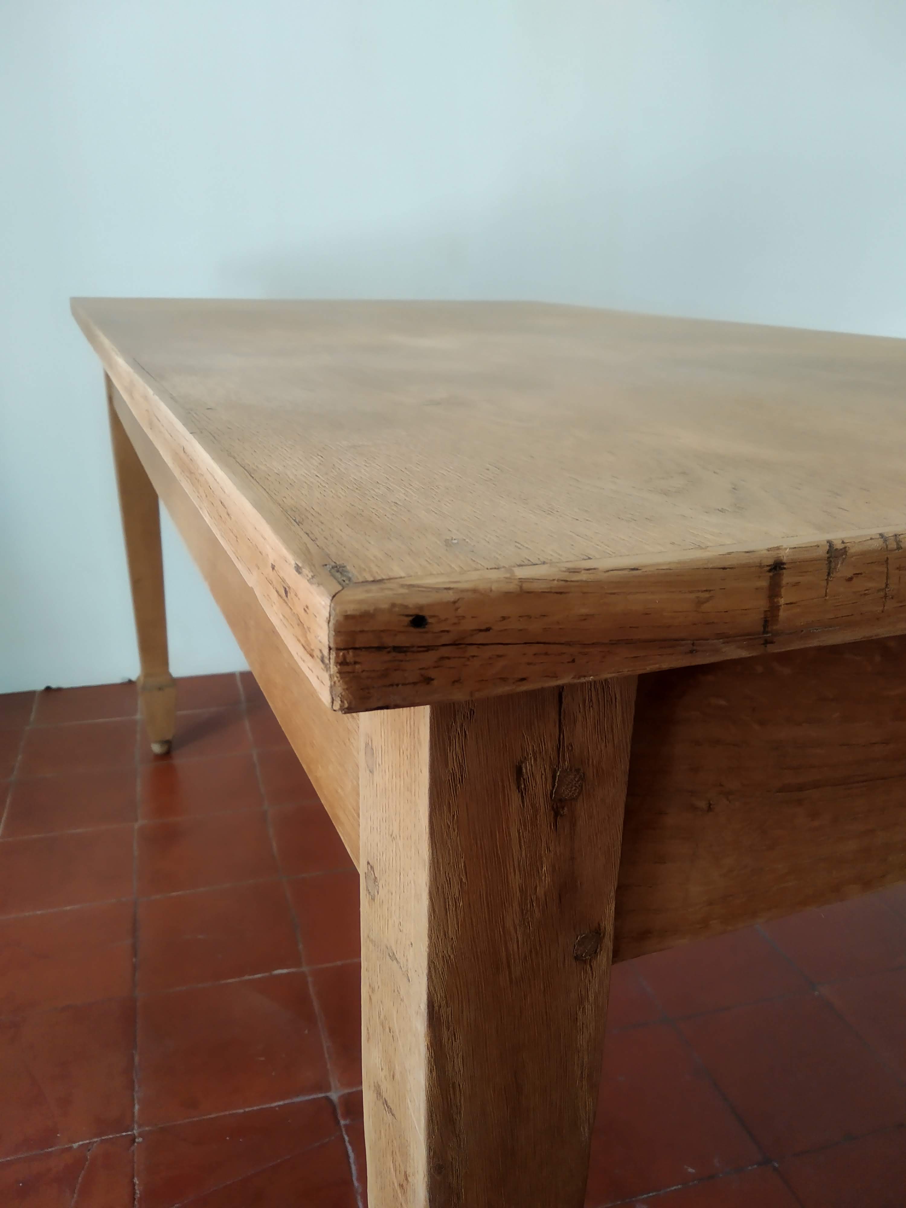 Antique oak table with 2 drawers