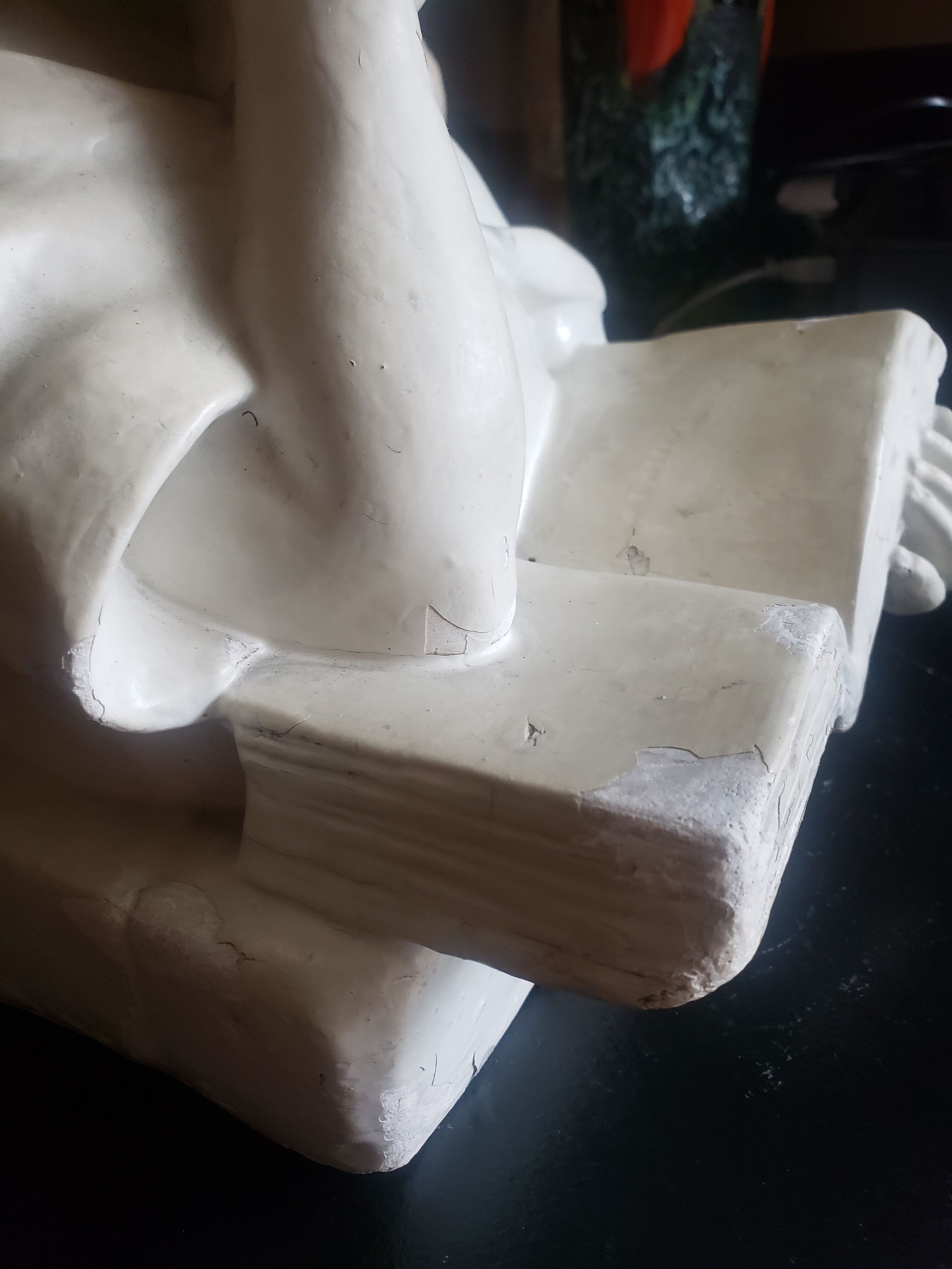 Bust of a woman in plaster The e-reader