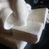 Bust of a woman in plaster The e-reader