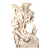 Relief avec des fleurs. Bas-relief avec fleurs. Relief avec des fleurs. Fleurs en relief.