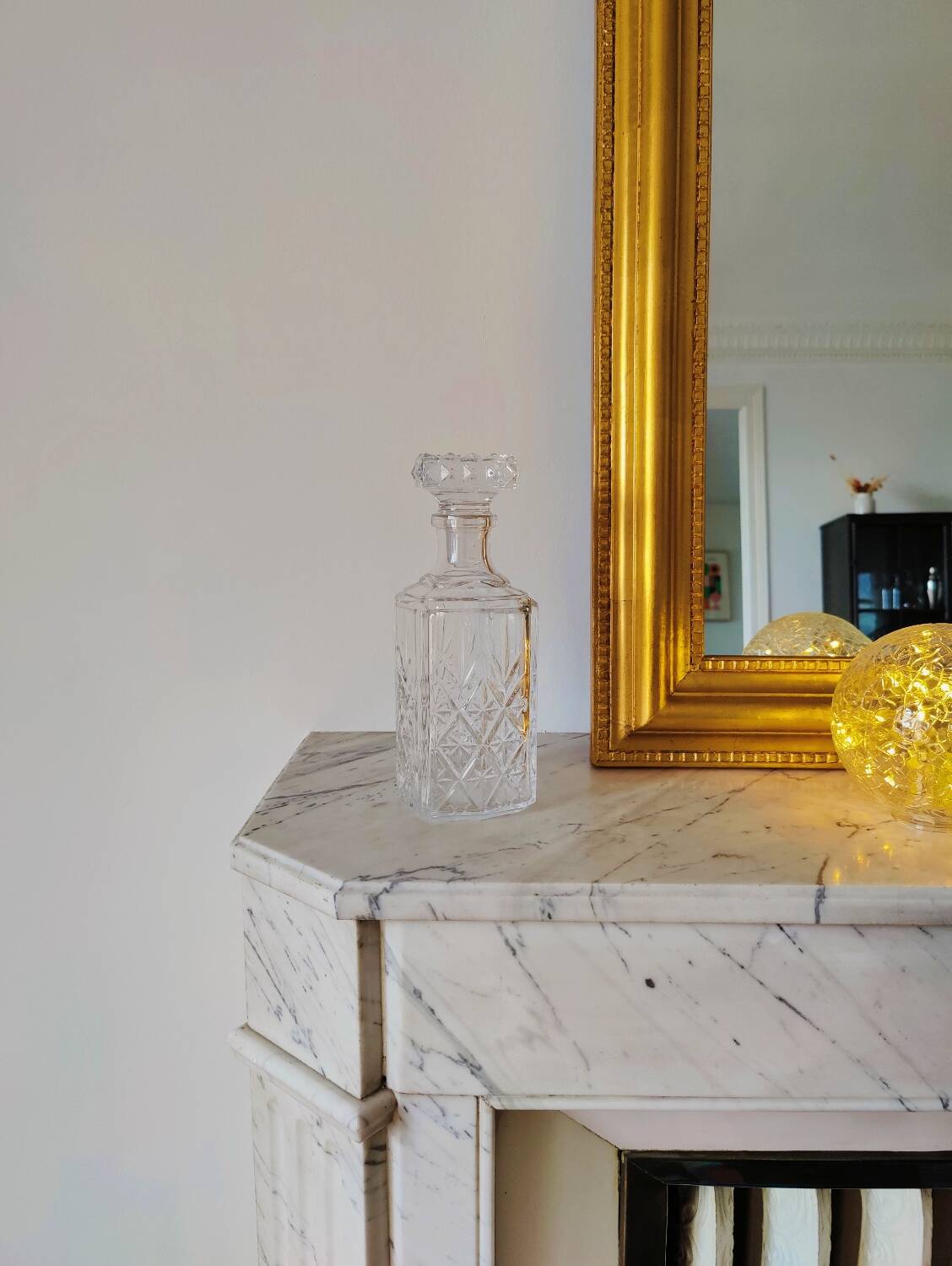 Carafe in chiseled glass