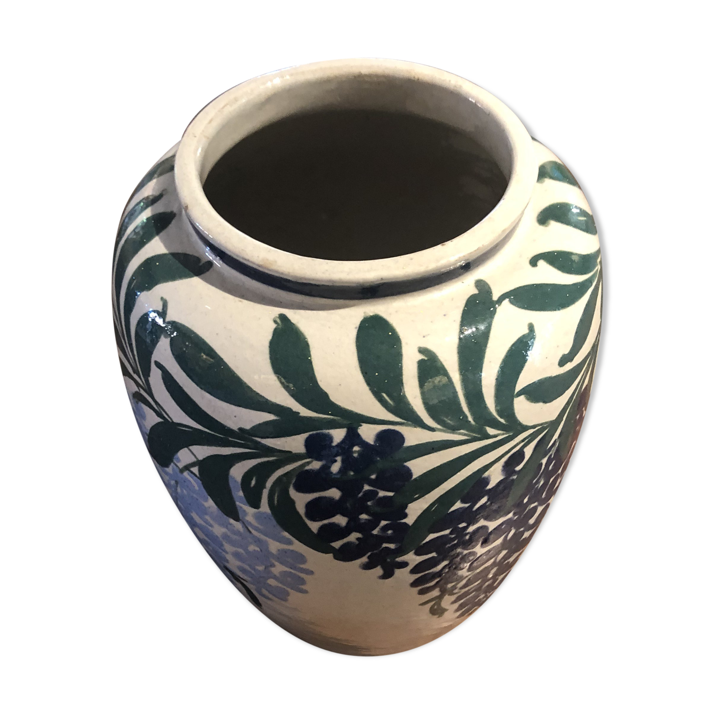 Ceramic vase with floral decorations
