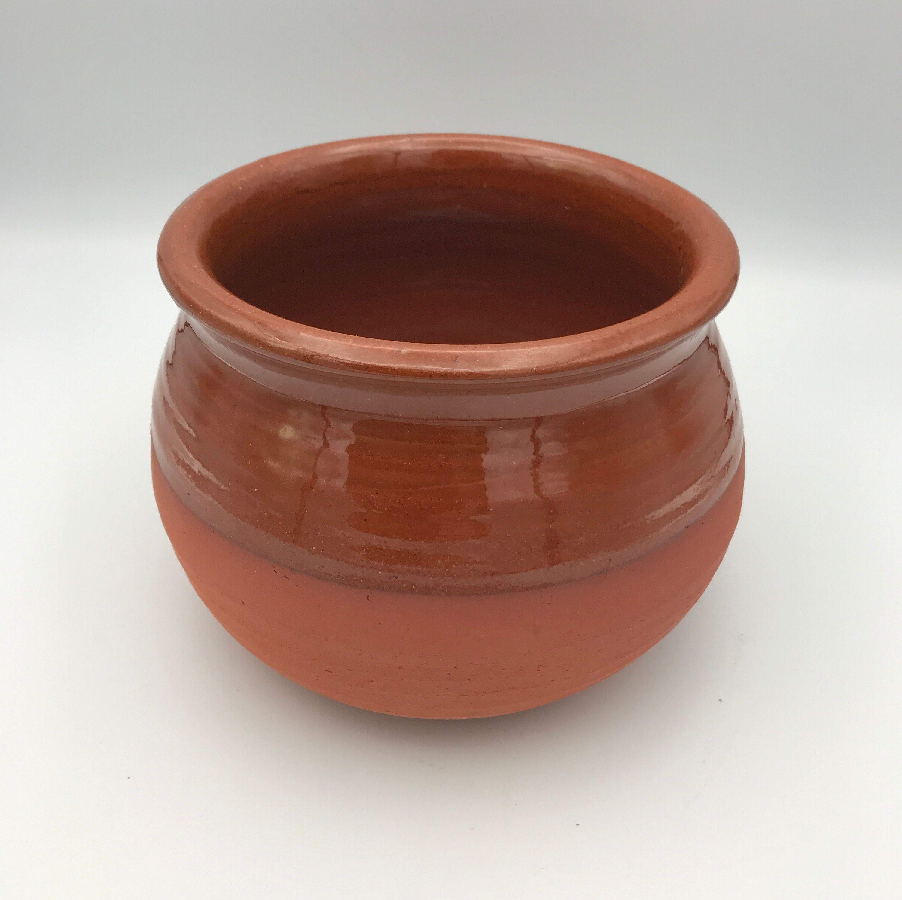 Matt and glazed round earthenware pot
