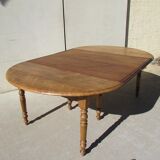 Extendable dining room table