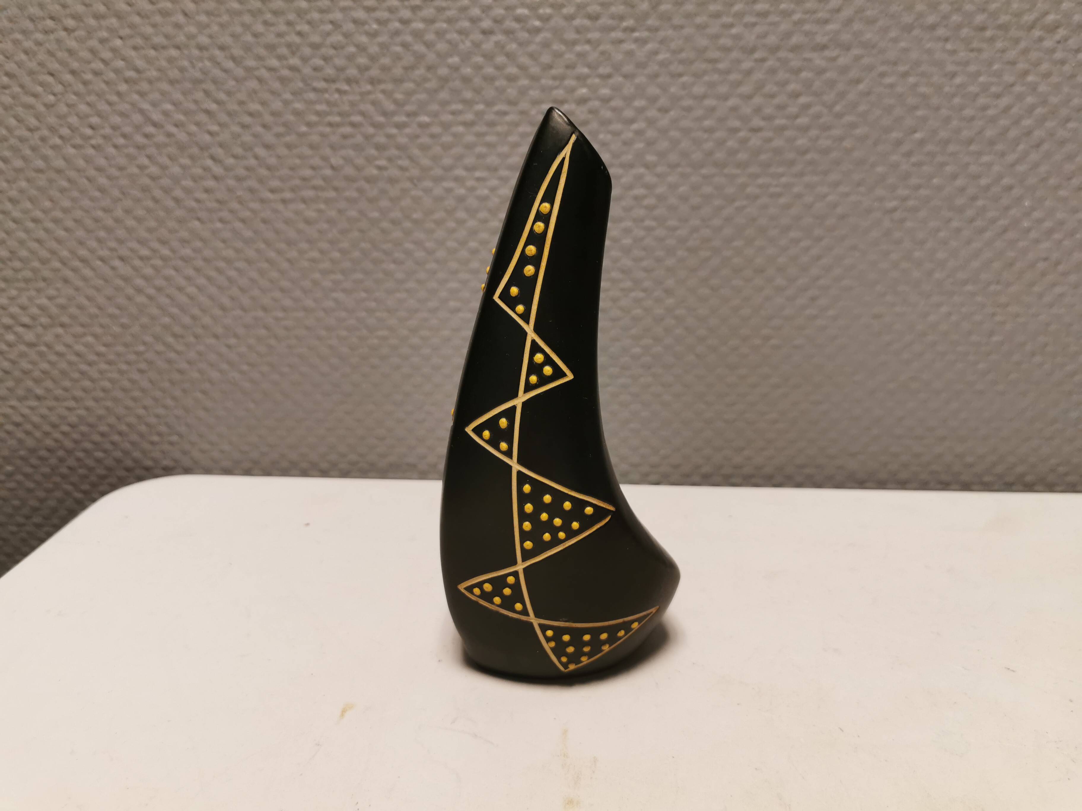 Sculptural black vase with yellow pattern from Hedebo Keramik Denmark 1950-1960s.