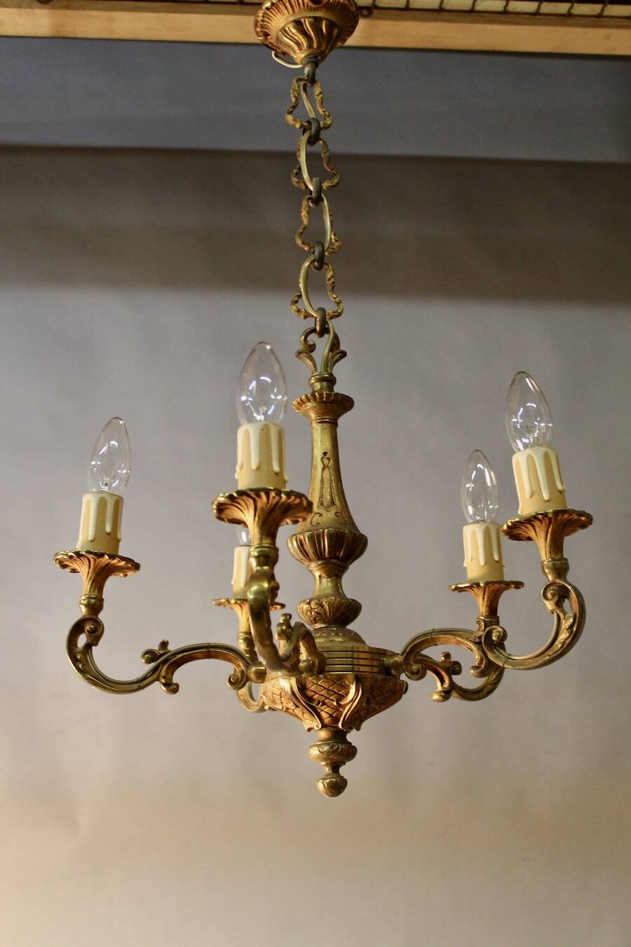 Bronze chandelier with 5 arms and its pair of 2-light wall sconces.