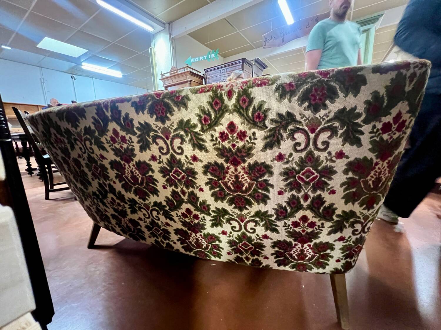 Fauteuils et canapé vintage pieds compas 1950 ancien motif floral