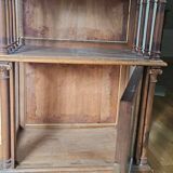 Etagère en noyer vitrée