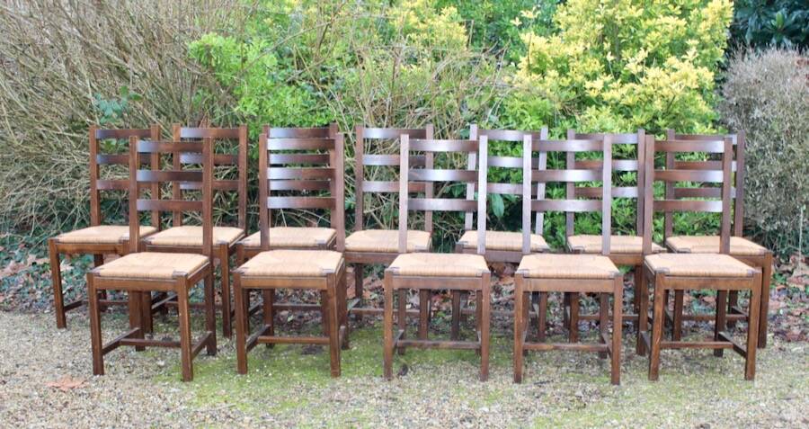 Suite de 17 chaises paillées à haut dossier