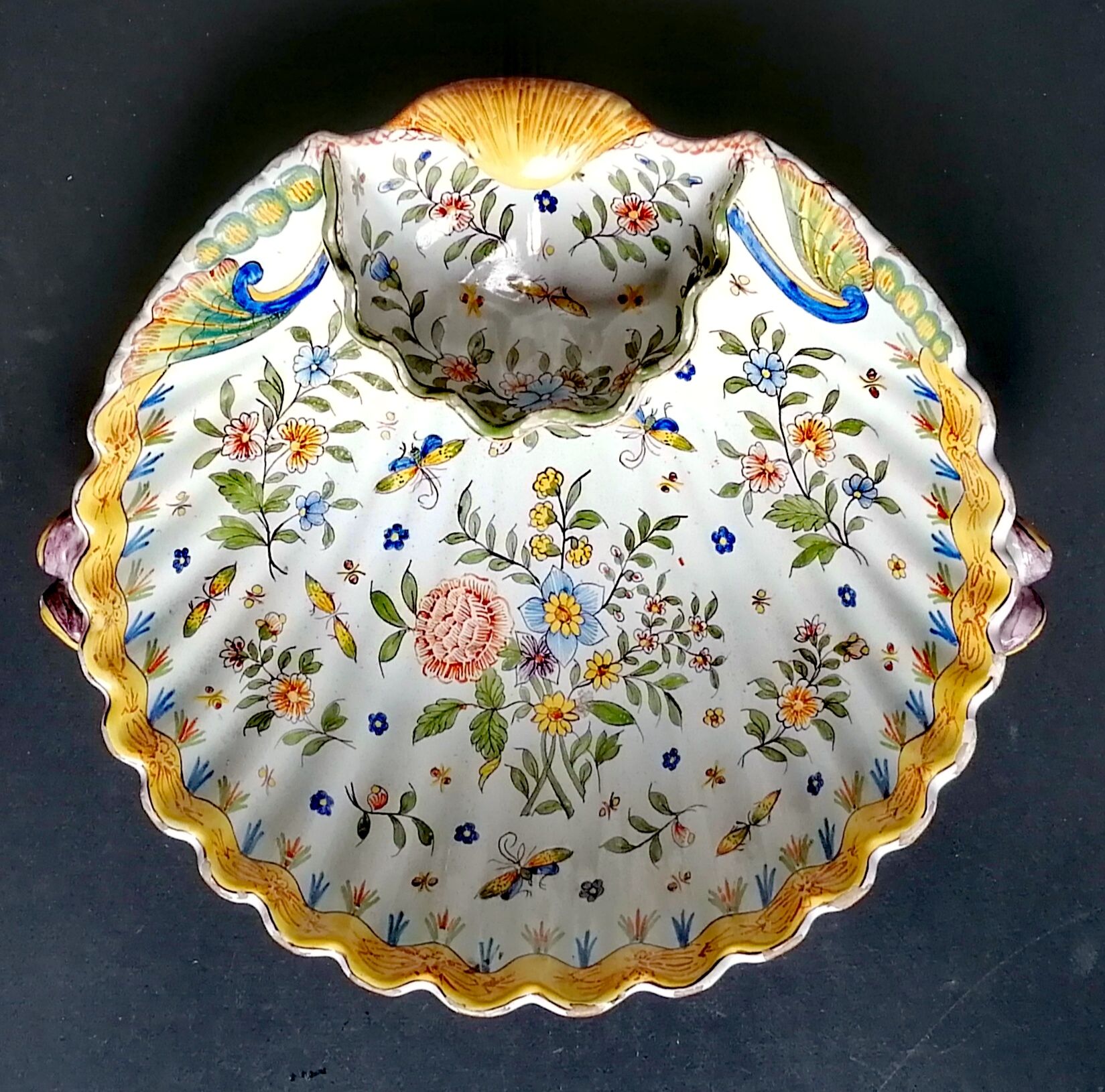 Plat coquille Saint Jacques 19ème siècle signé F F- Fourmaintraux Frères faiencerie de Desvres