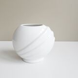 White 80s vase in shell shape