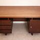 Bureau de centre a caissons, scandinave en teck, vers 1960-1970