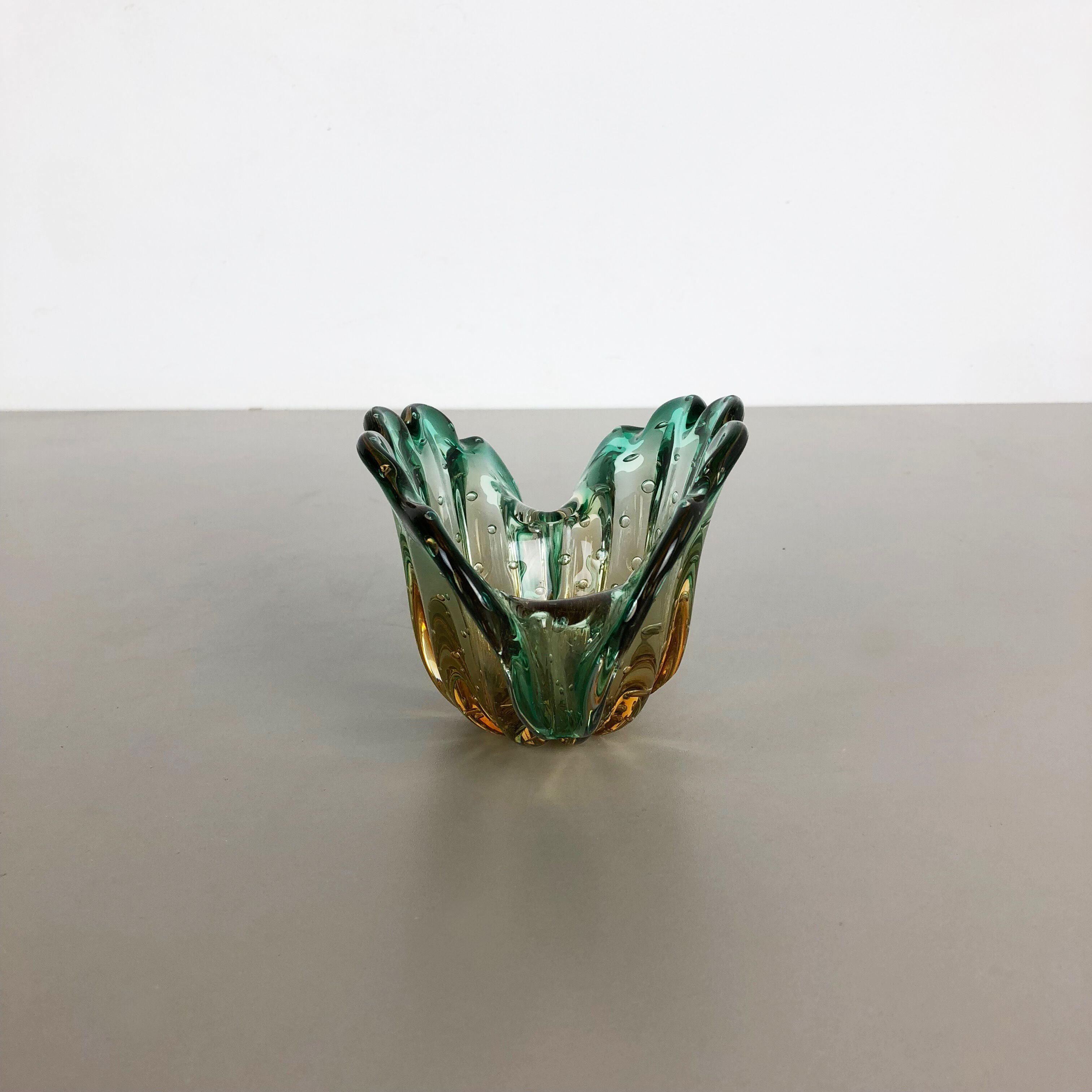Seguso Bullicante bubble Murano glass shell bowl, 1970s