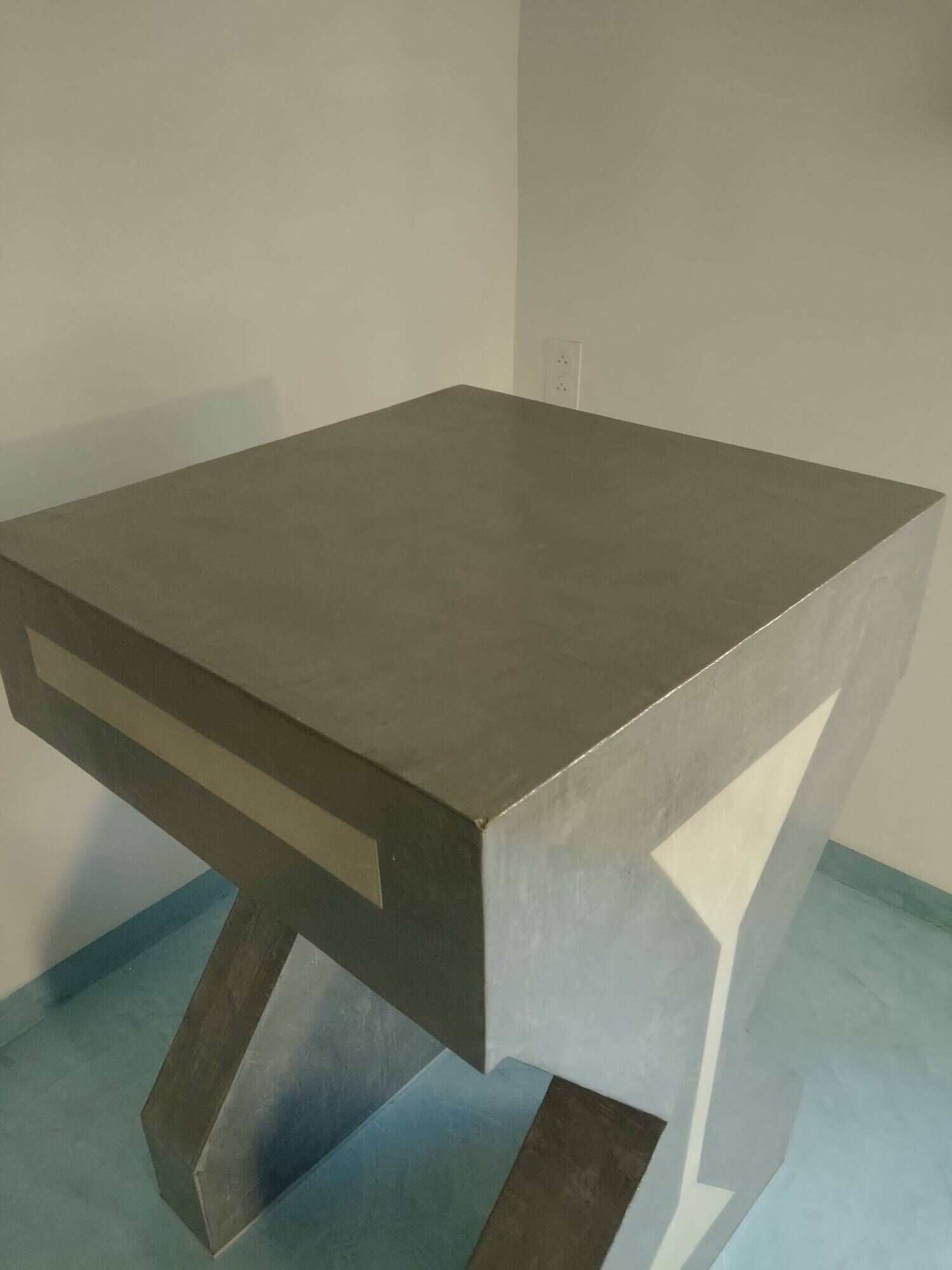 Pedestal / High side table in polished concrete – Unique artisan piece.