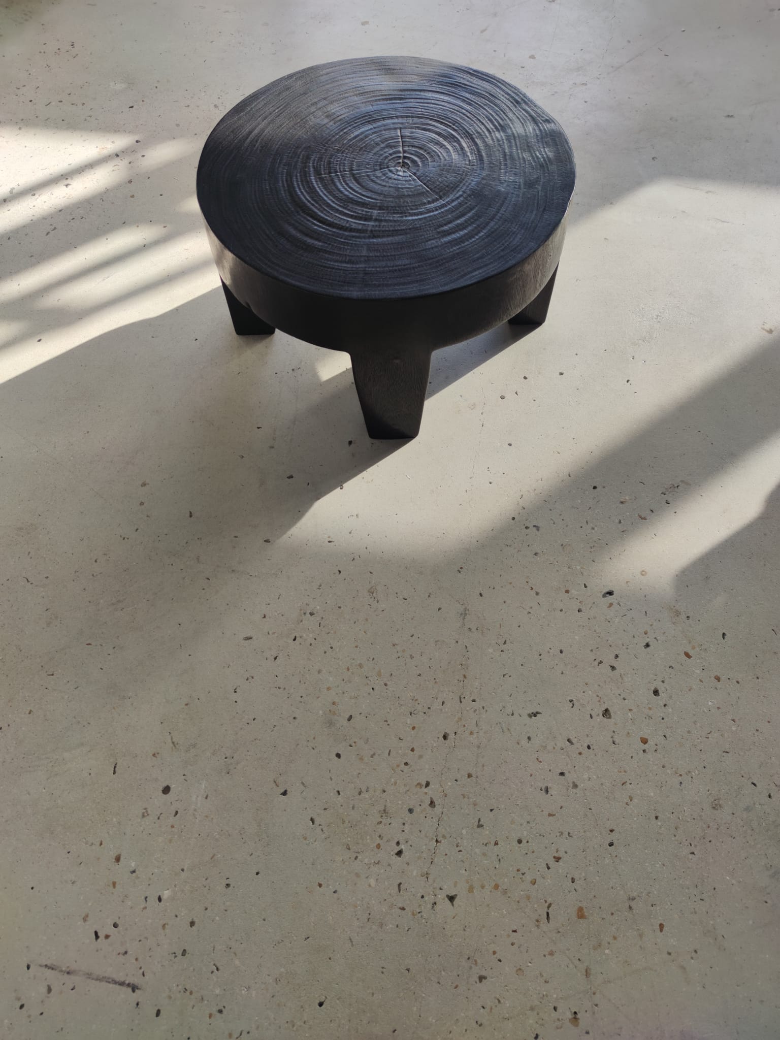 Coffee table en bois massif monoxyle noir