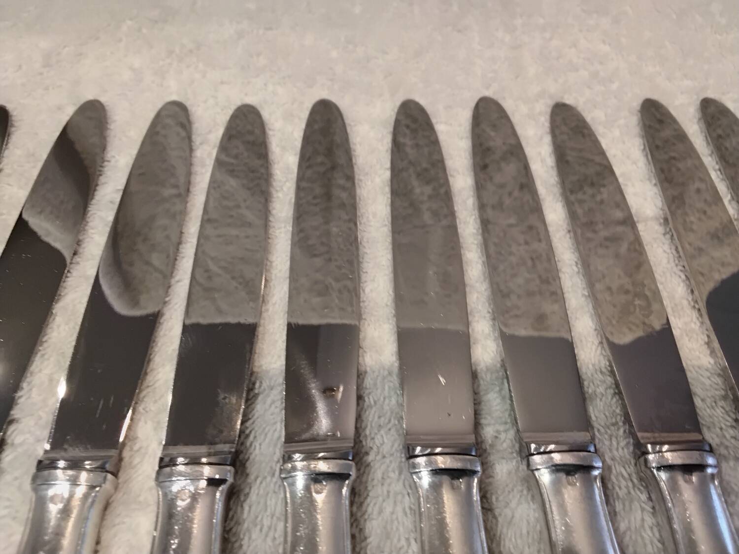 12 silver-plated metal table knives, Platil rocaille silversmith design, 24.6cm