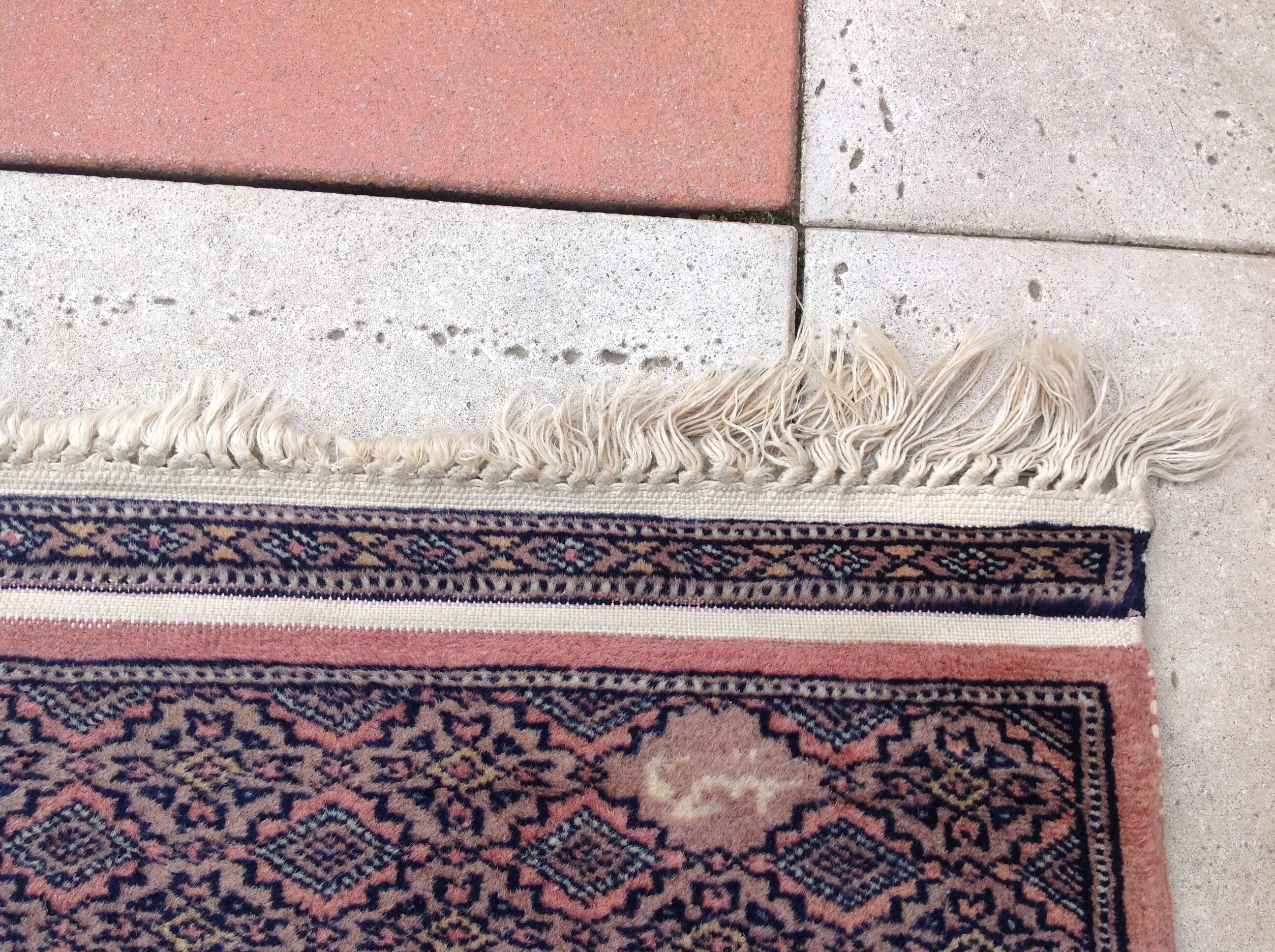 Rectangular oriental rug 153 x 91 cm