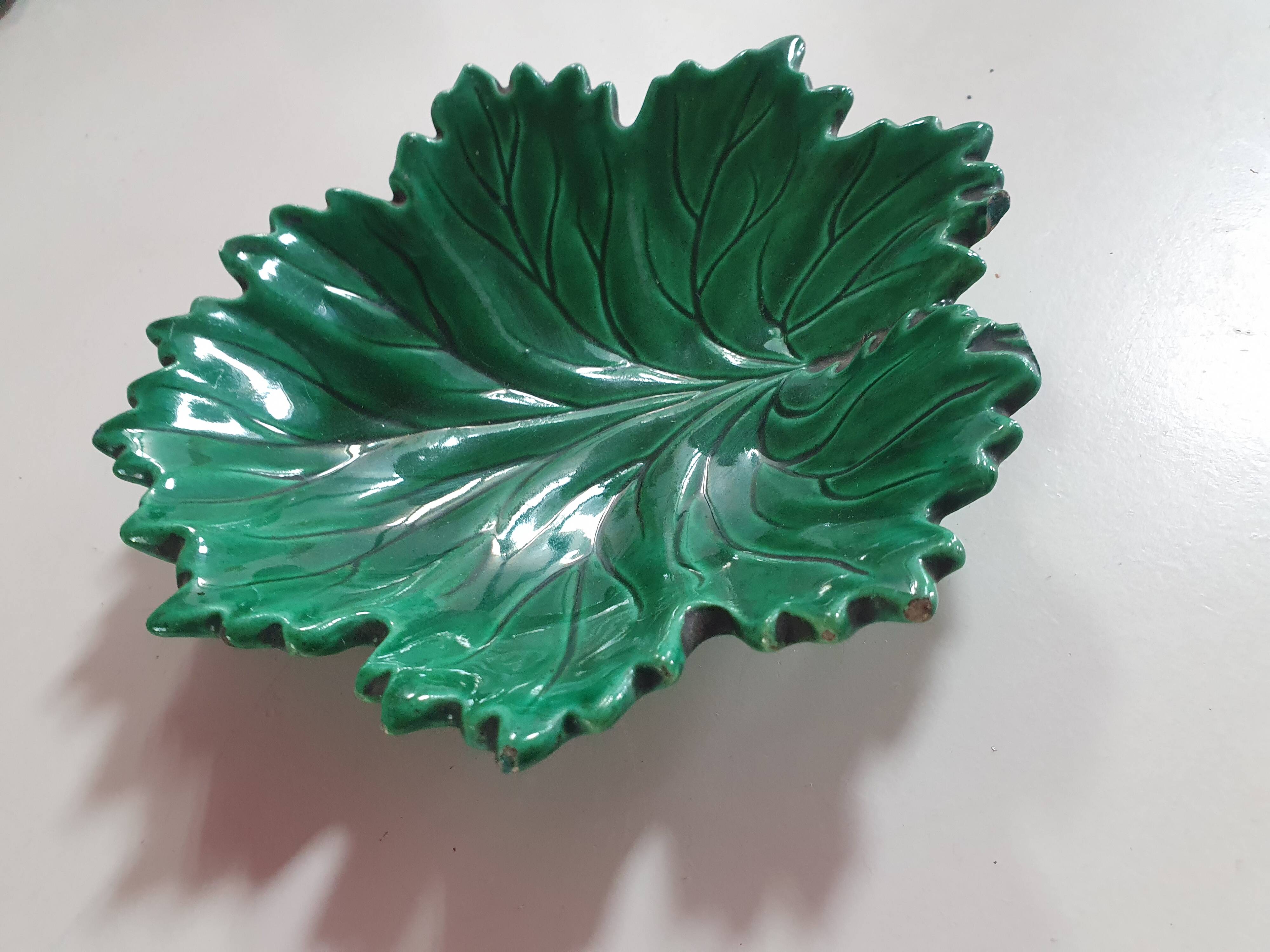 vintage empty pocket cup hornberg slip in green ceramic leaf shape