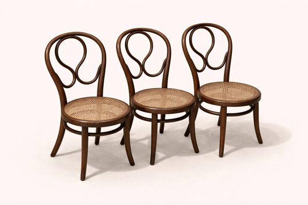 Trio de chaises bistrot anciennes en bois courbé – Assise cannée – Dépareil