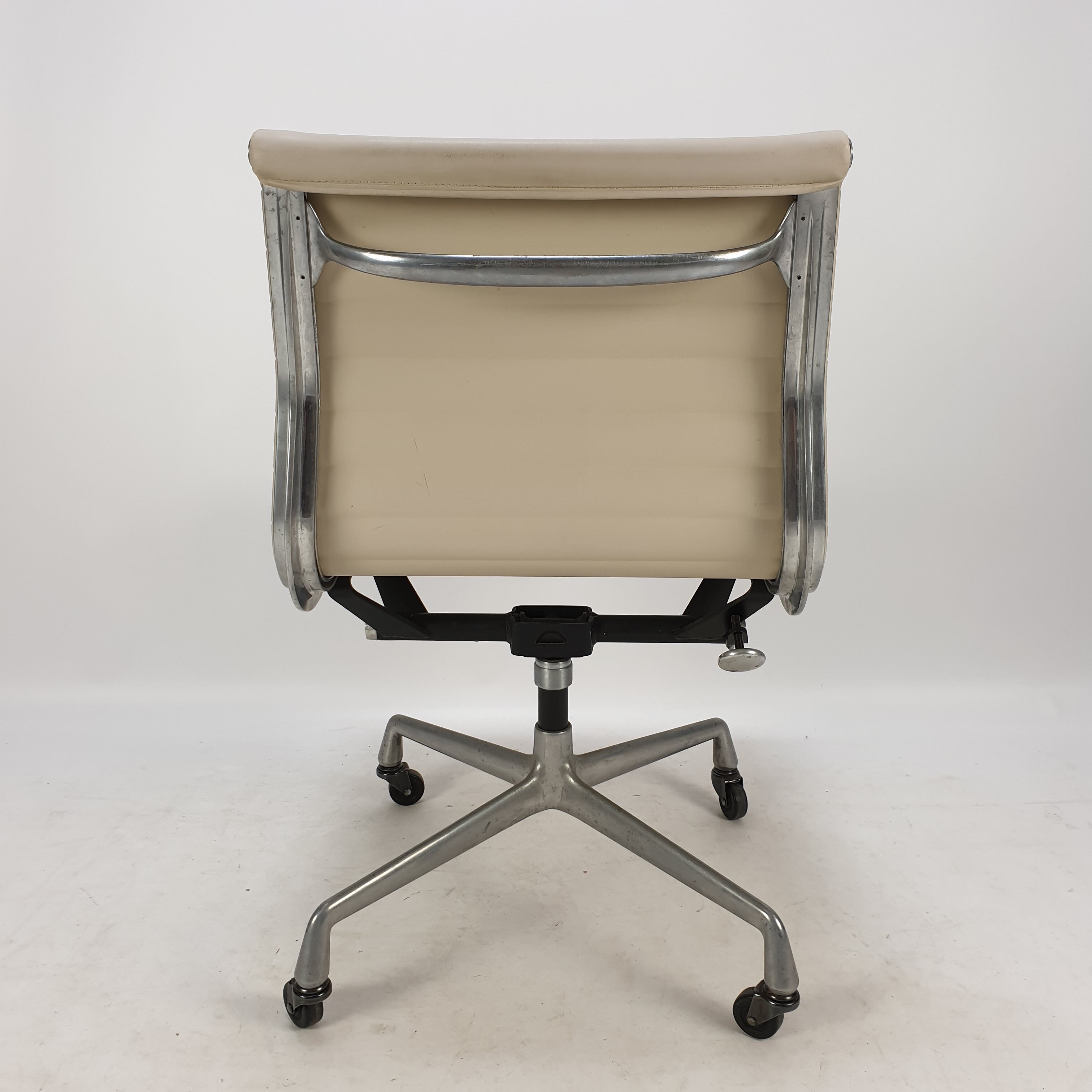 Swivel armchair by Charles & Ray Eames for Herman Miller, 1960