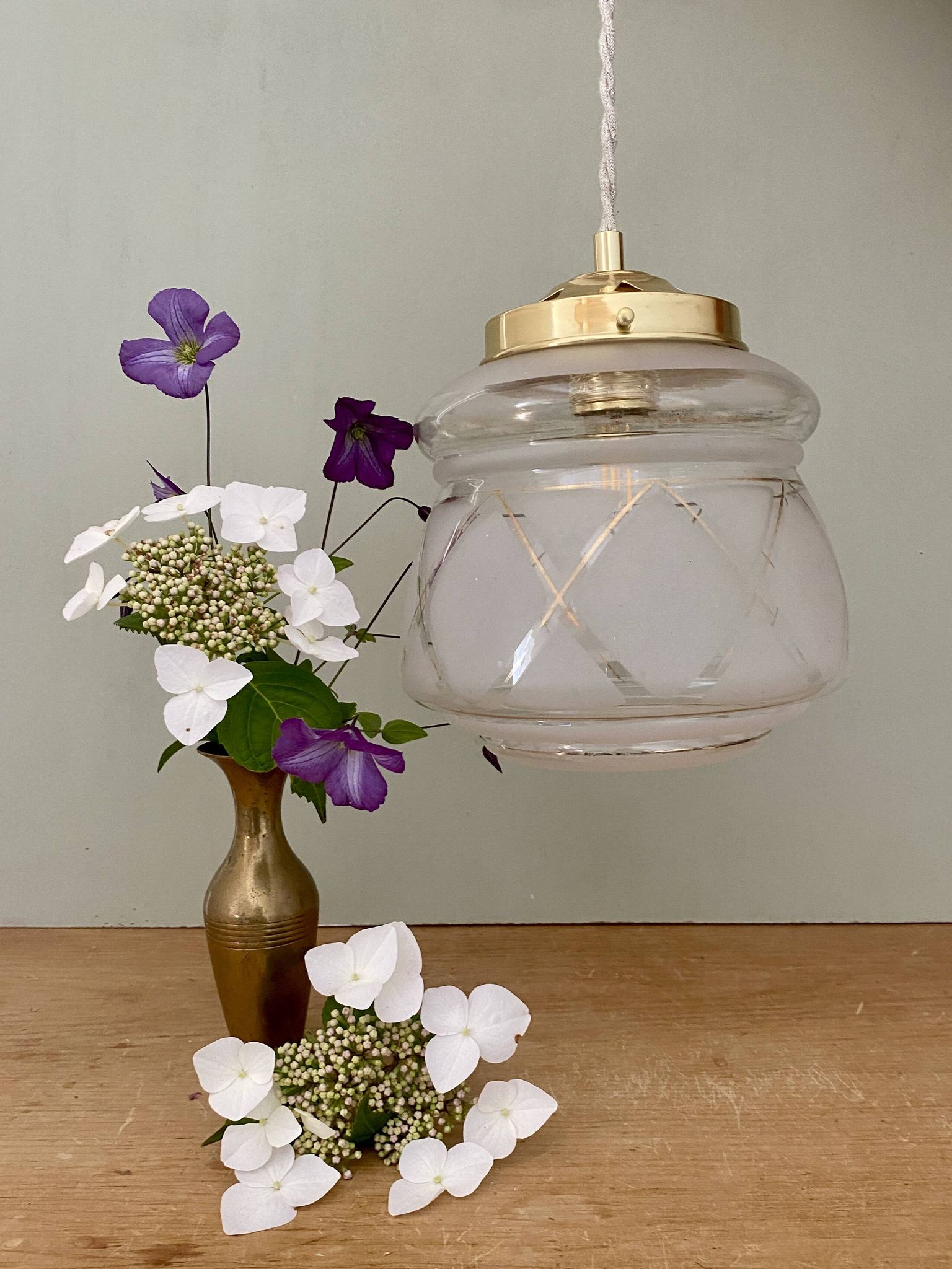 Suspension globe vintage art déco blanc et doré