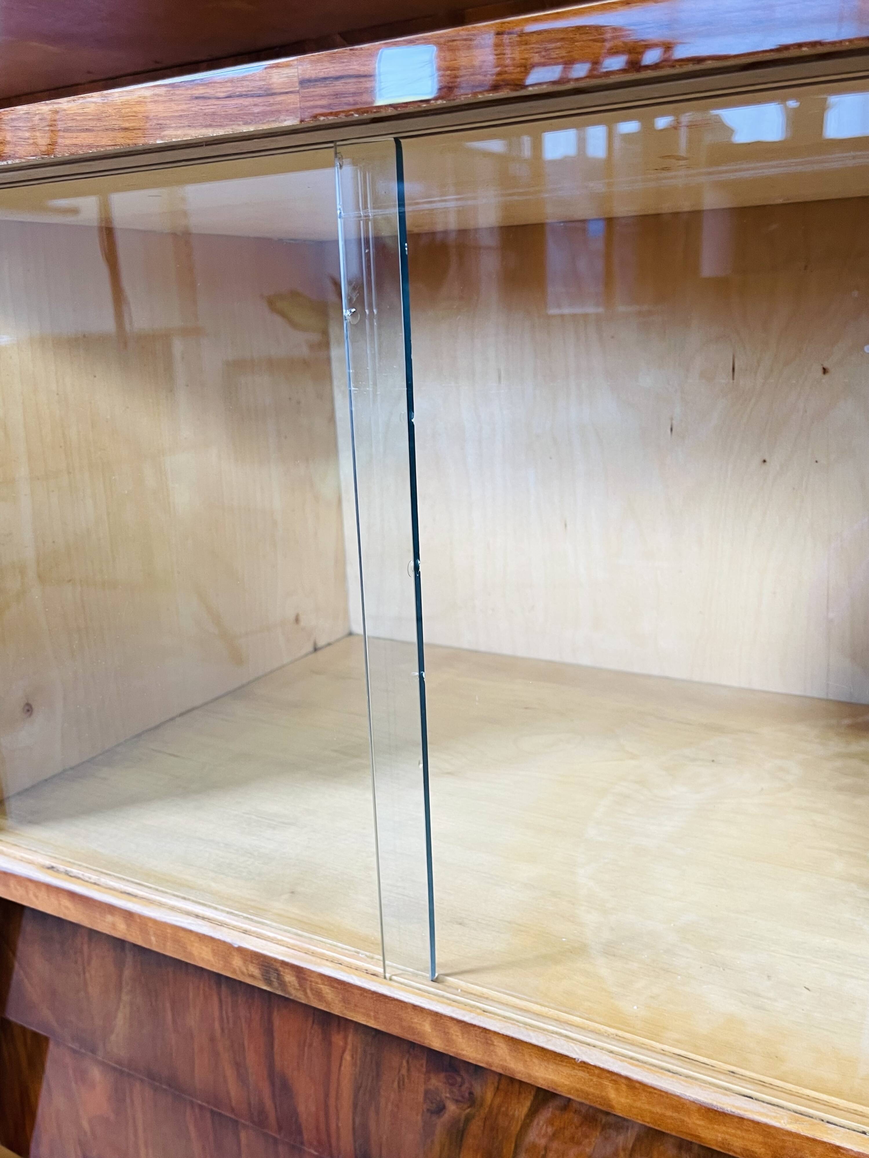 buffet vintage avec un élément supplémentaire