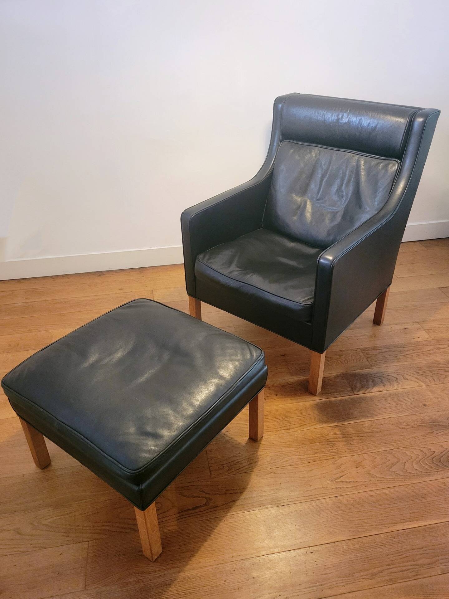 Vintage wingback chair 2431 with ottoman by Børge Mogensen for Fredericia