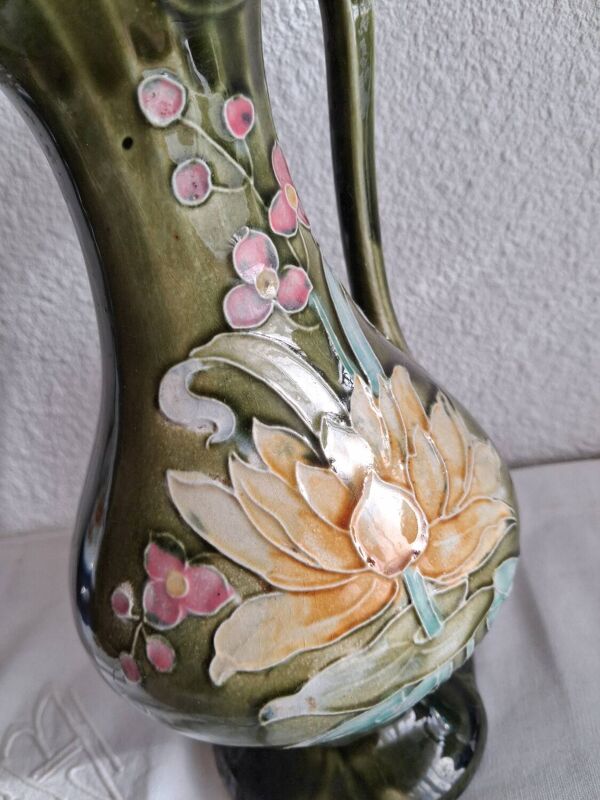 Pichet Art Nouveau en barbotine