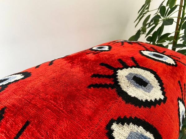 Coussin velours Ikat yeux rouge