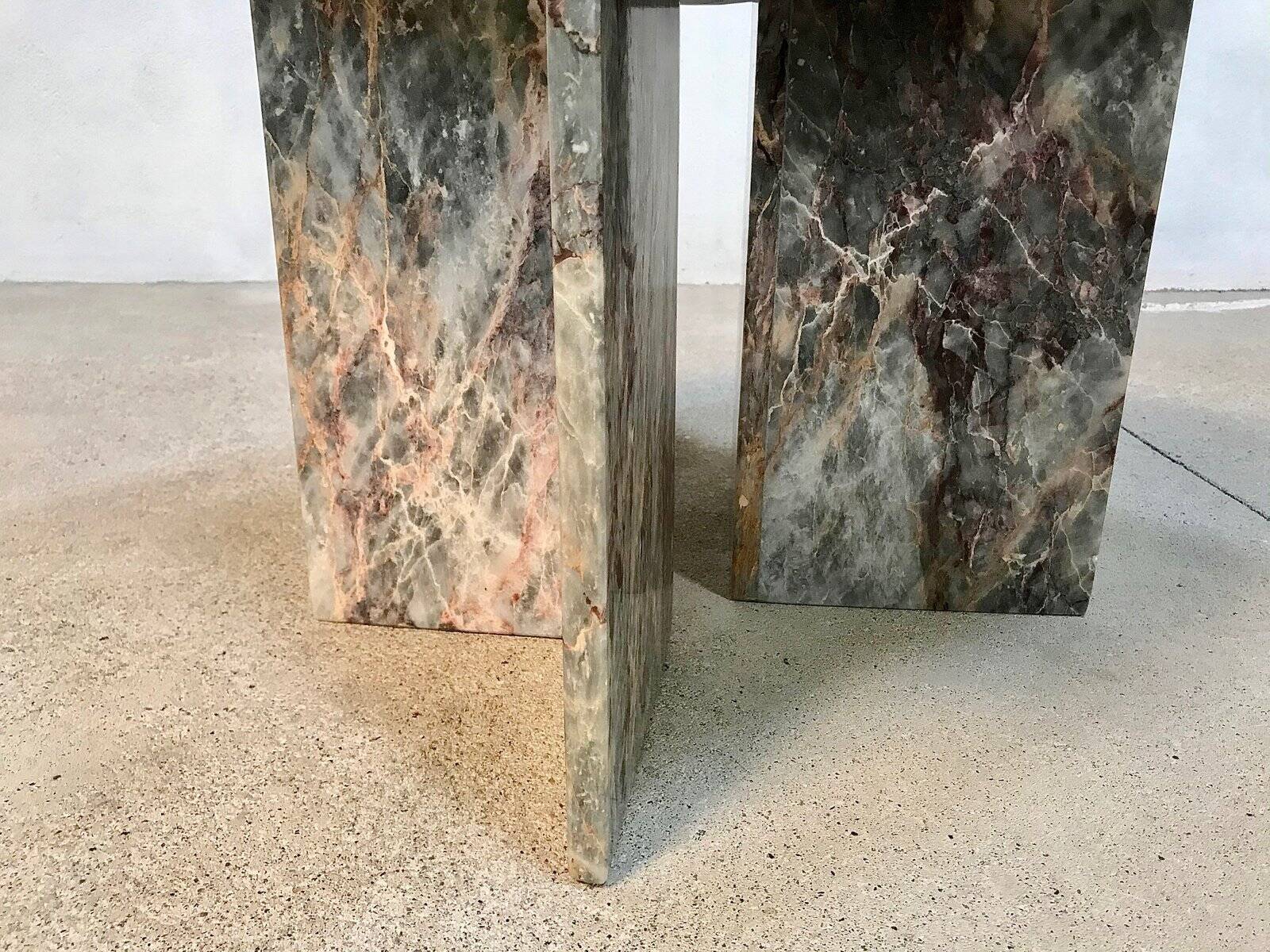 Table d'appoint ou table basse en marbre multicolore, Italie, années 1970