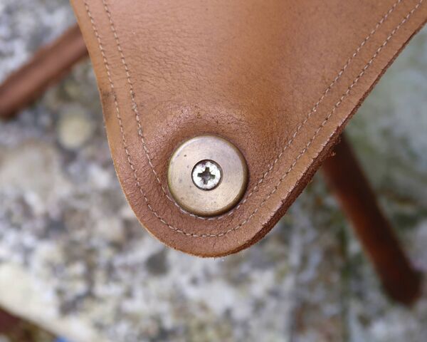 Tabouret tripode pliant en bois et cuir, années 50