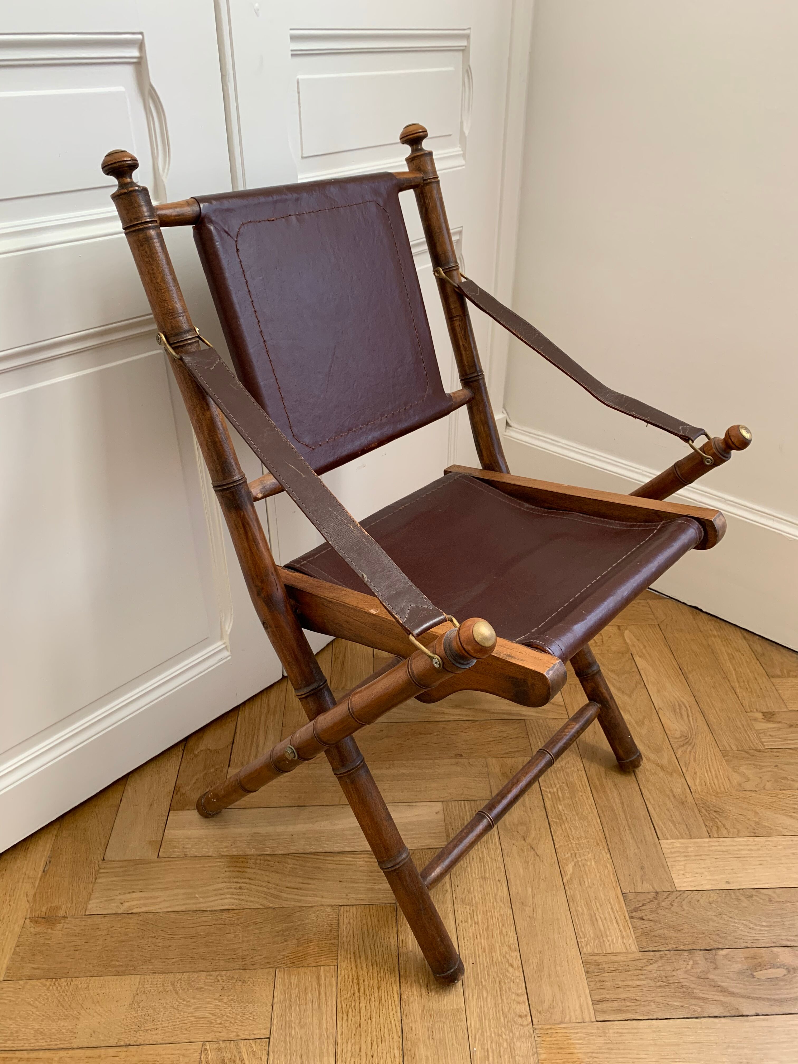 Lot de trois chaises d’officier pliantes bois et cuir