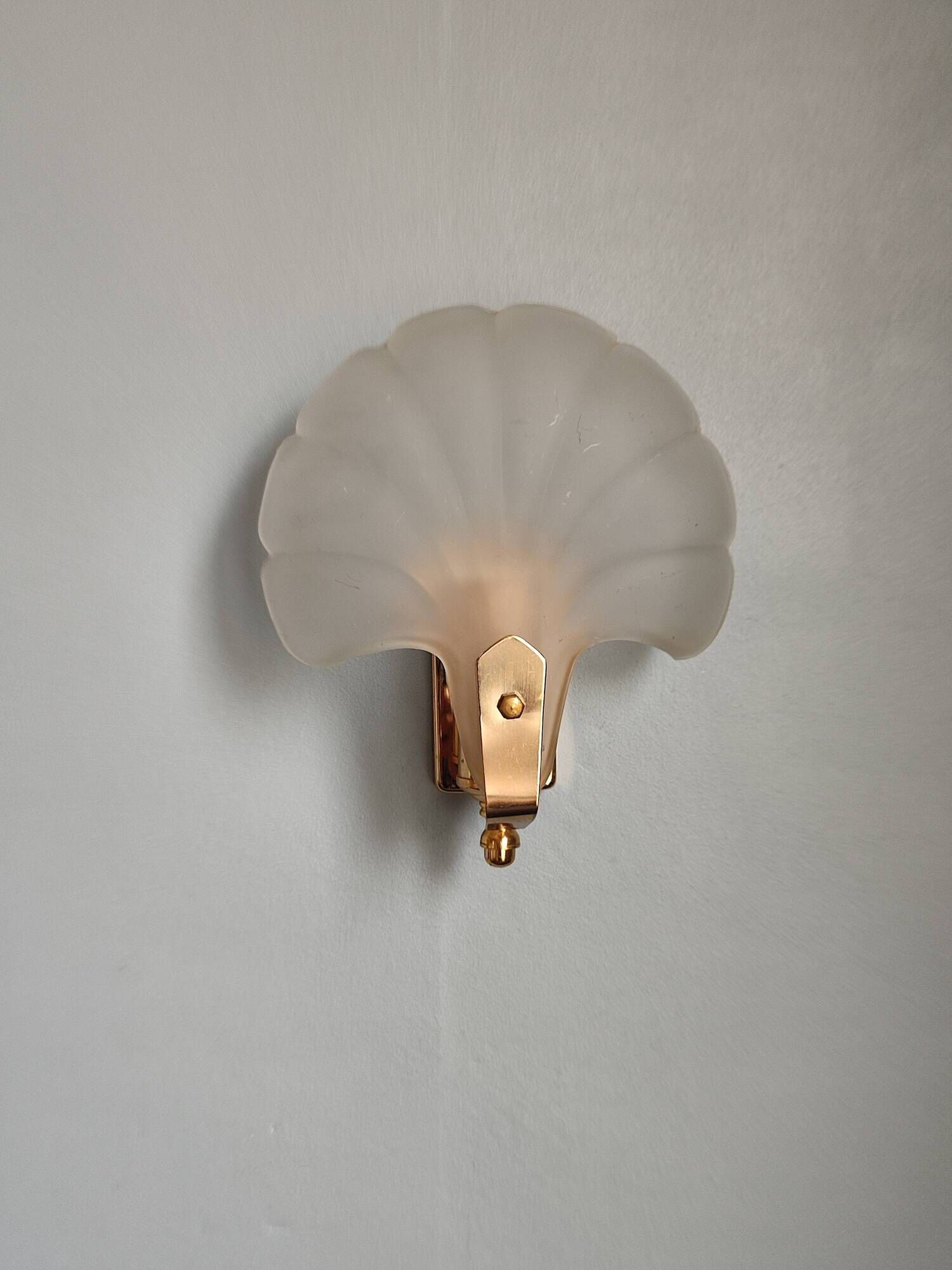 Shell-shaped wall lamp in frosted glass and vintage brass