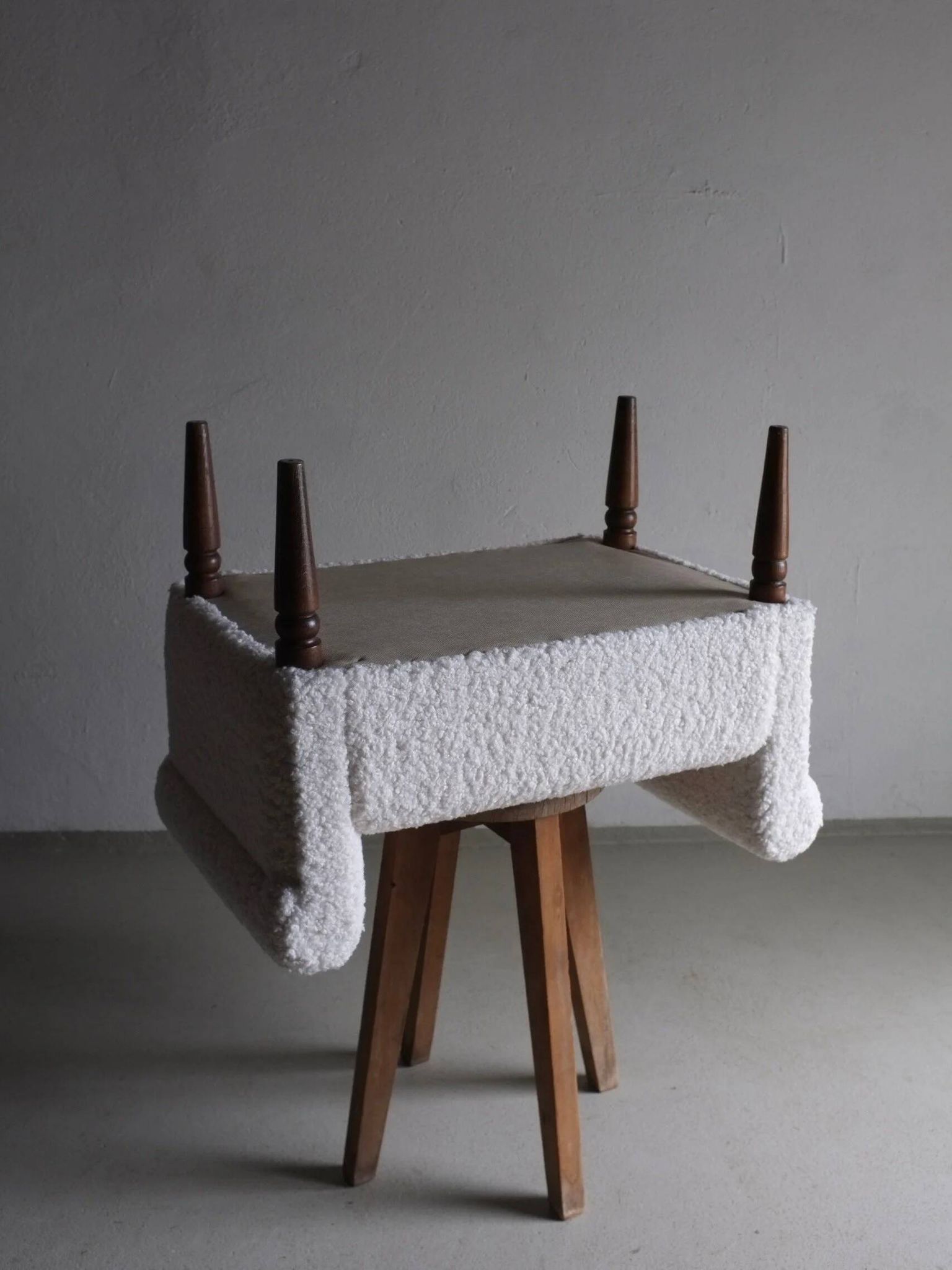 Pouf en fausse fourrure blanche | Années 1960