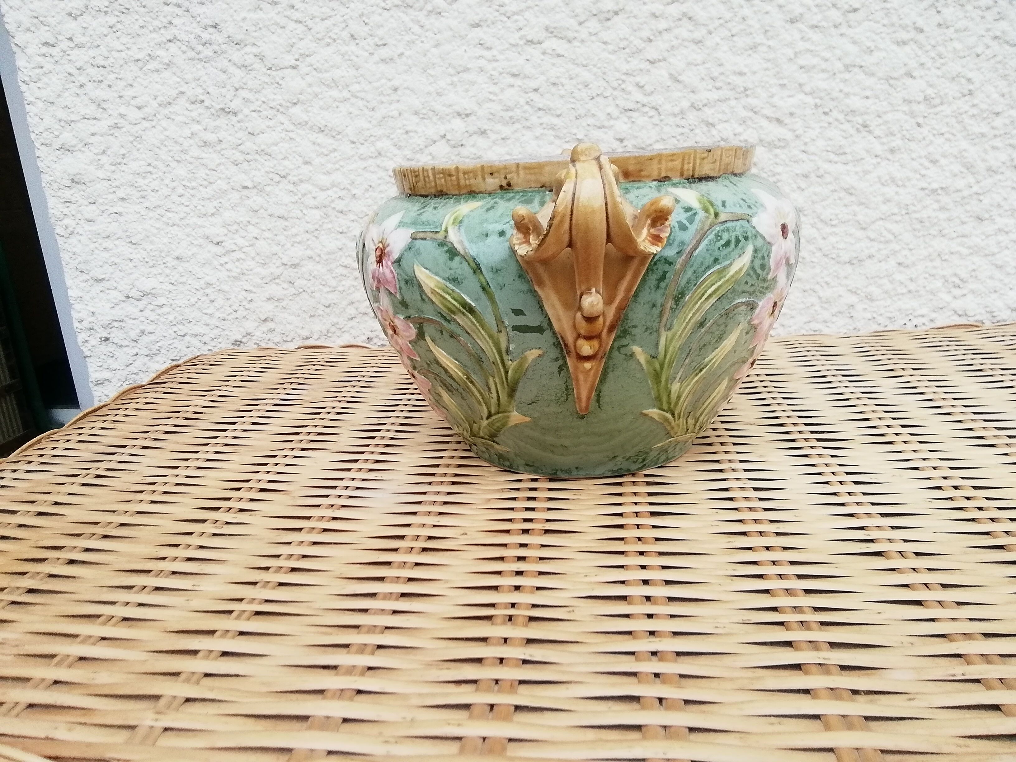 Pot cover in dabbling decoration butterflies